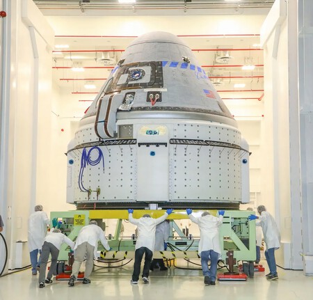 La nave Starliner de Boeing en un hangar