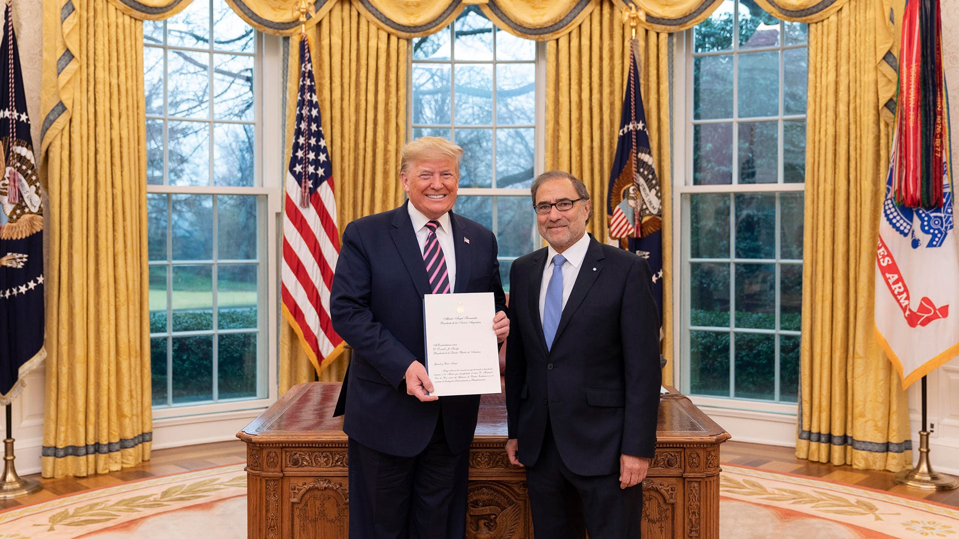 Jorge Argüello en el Salón Oval cuando presentó sus cartas credenciales al entonces presidente de los Estados Unidos, Donald Trump