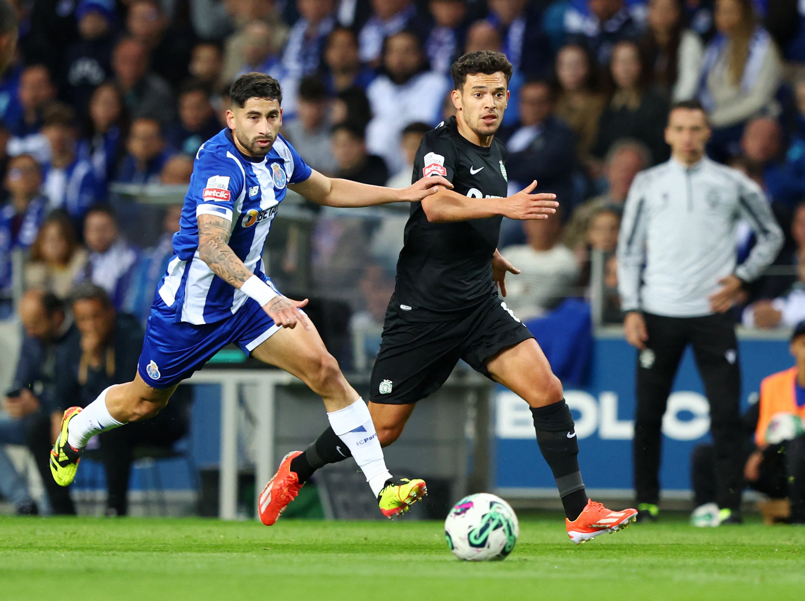 Alan Varela es seguido por el Liverpool de la Premier League (REUTERS/Pedro Nunes)