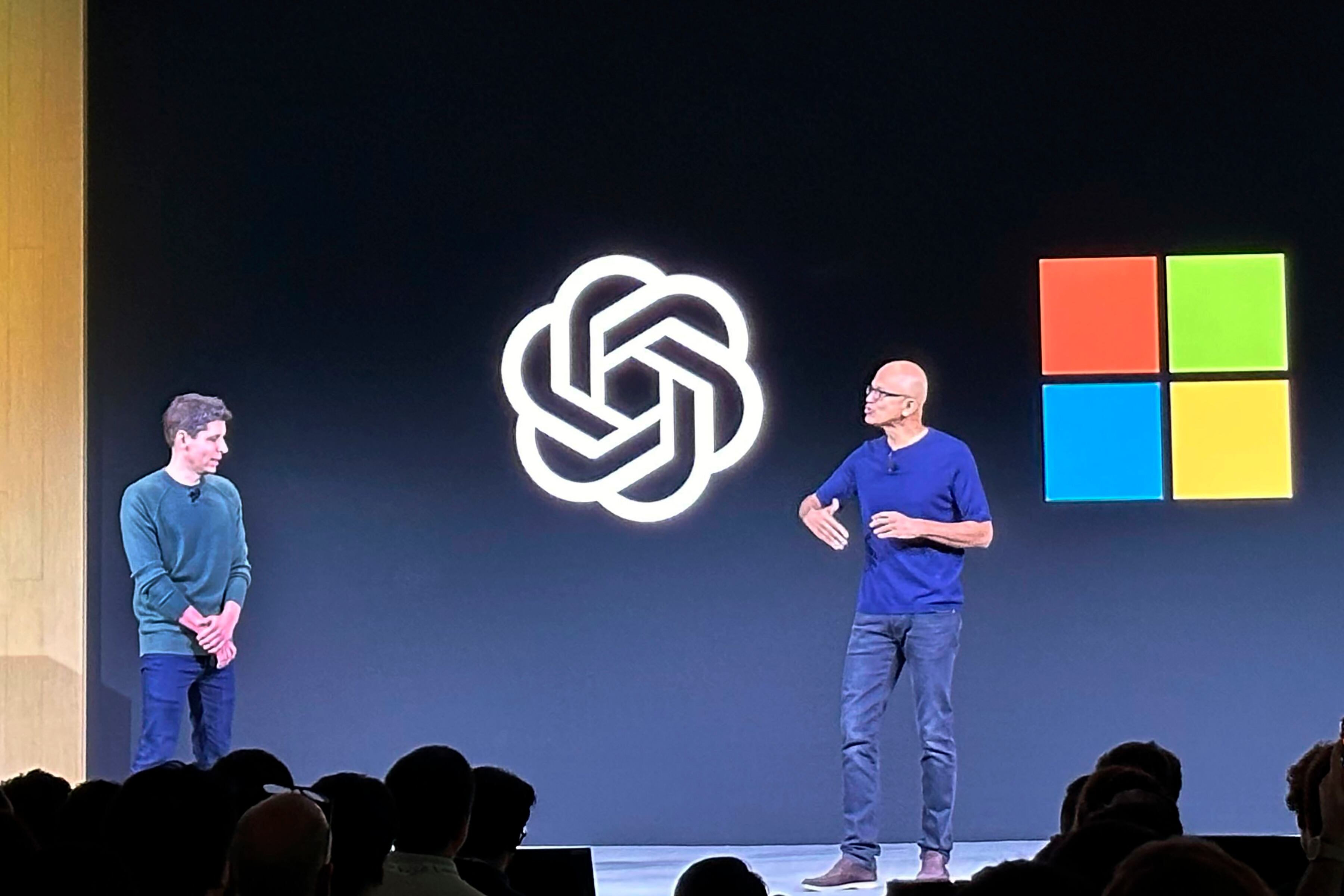 Satya Nadella, CEO de Microsoft, ha compartido escenario con Sam Altman de OpenAI para presentar las más reciente funciones de los modelos de IA. (AP Foto/Barbara Ortutay, Archivo)