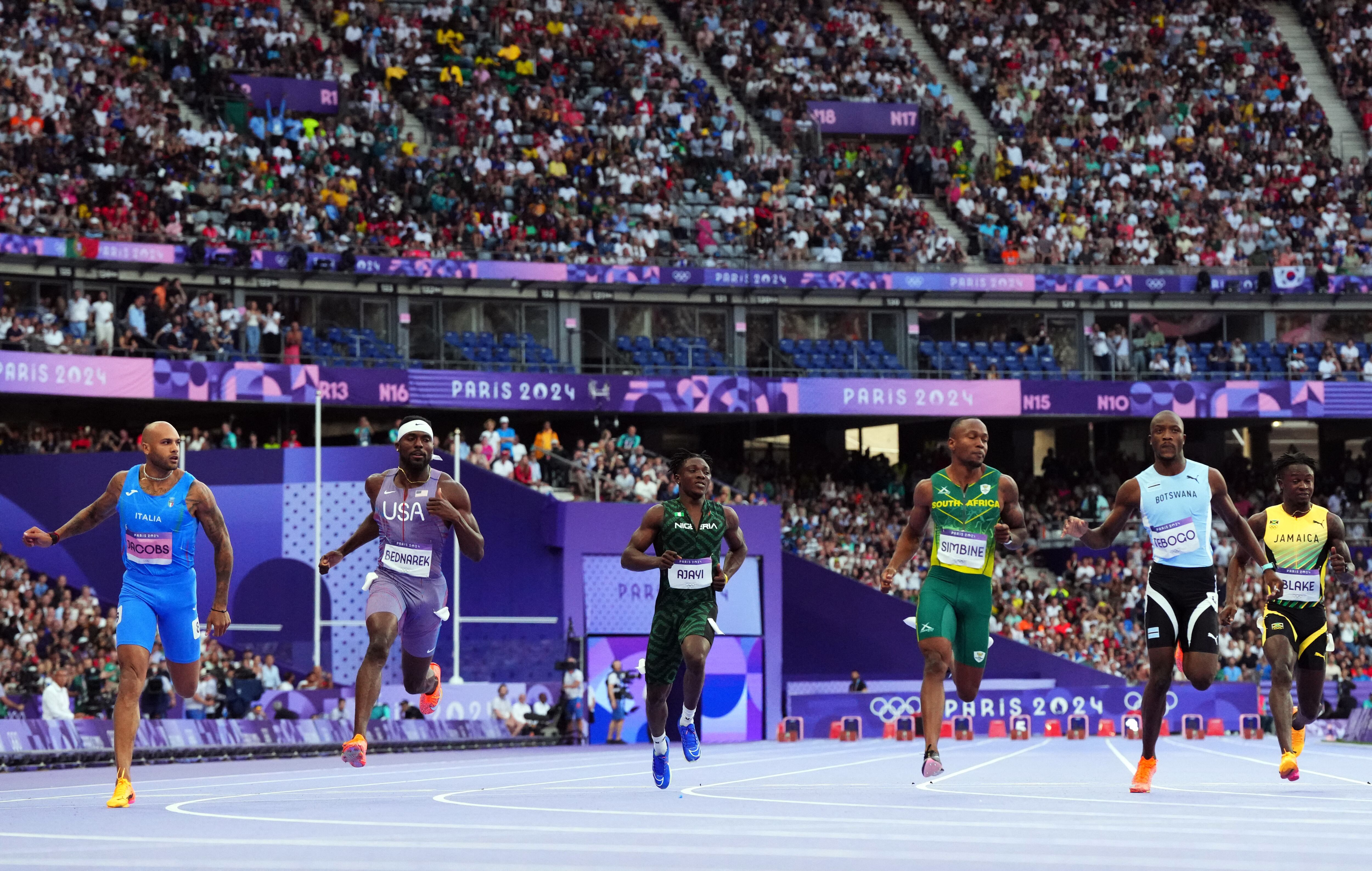 Juegos Olímpicos de París 2024 - Atletismo - 100m masculino Semifinal 1 - Stade de France, Saint-Denis, Francia - 04 de agosto de 2024. Lamont Marcell Jacobs de Italia y Kenneth Bednarek de Estados Unidos, Kayinsola Ajayi de Nigeria, Akani Simbine de Sudáfrica y Letsile Tebogo de Botsuana cruzan la línea de meta después de la serie 2. REUTERS/Sarah Meyssonnier