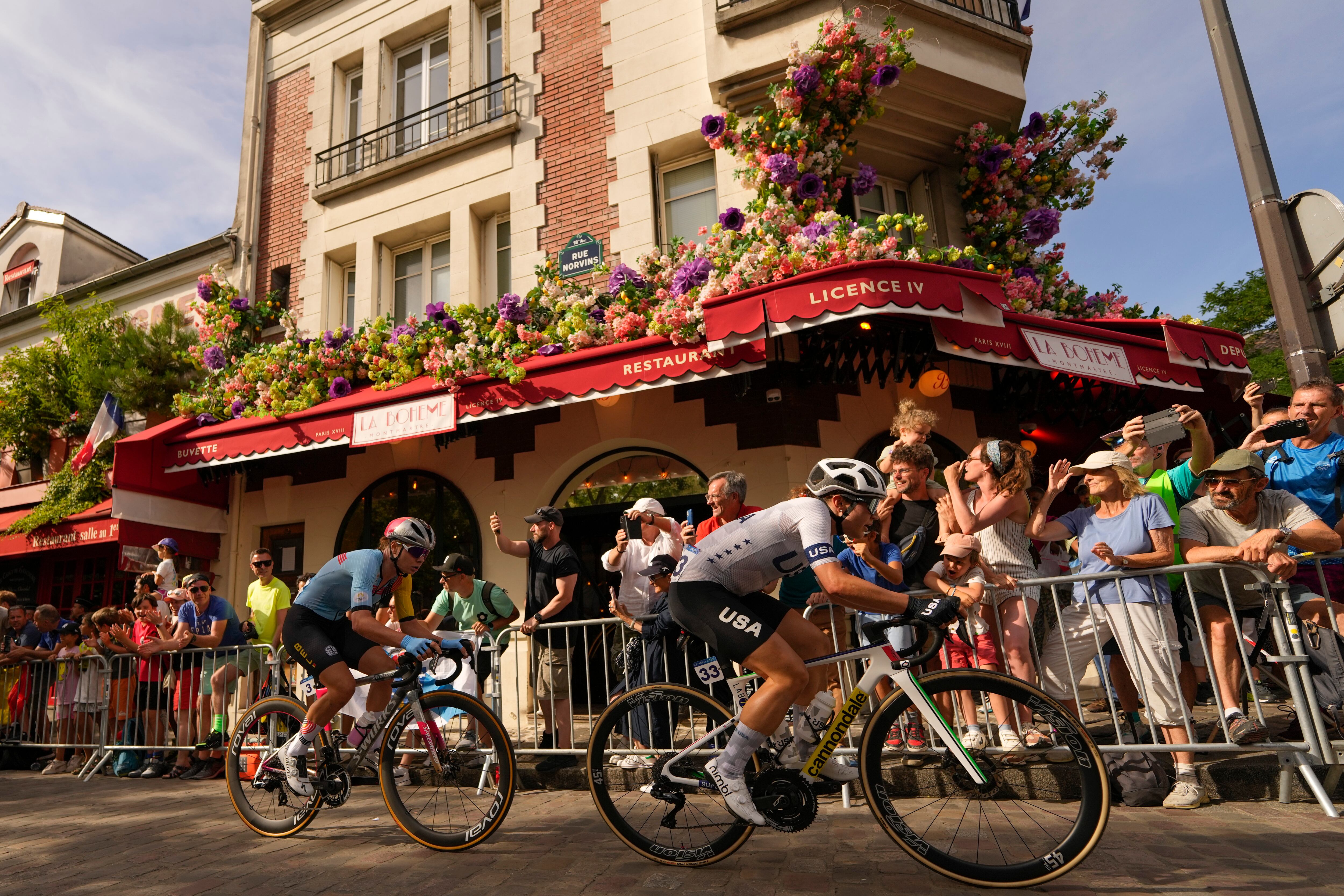 La estadounidense Kristen Faulkner aventaja a la belga Lotte Kopecky rumbo a la victoria en la carrera de ruta del ciclismo de los Juegos Olímpicos de París