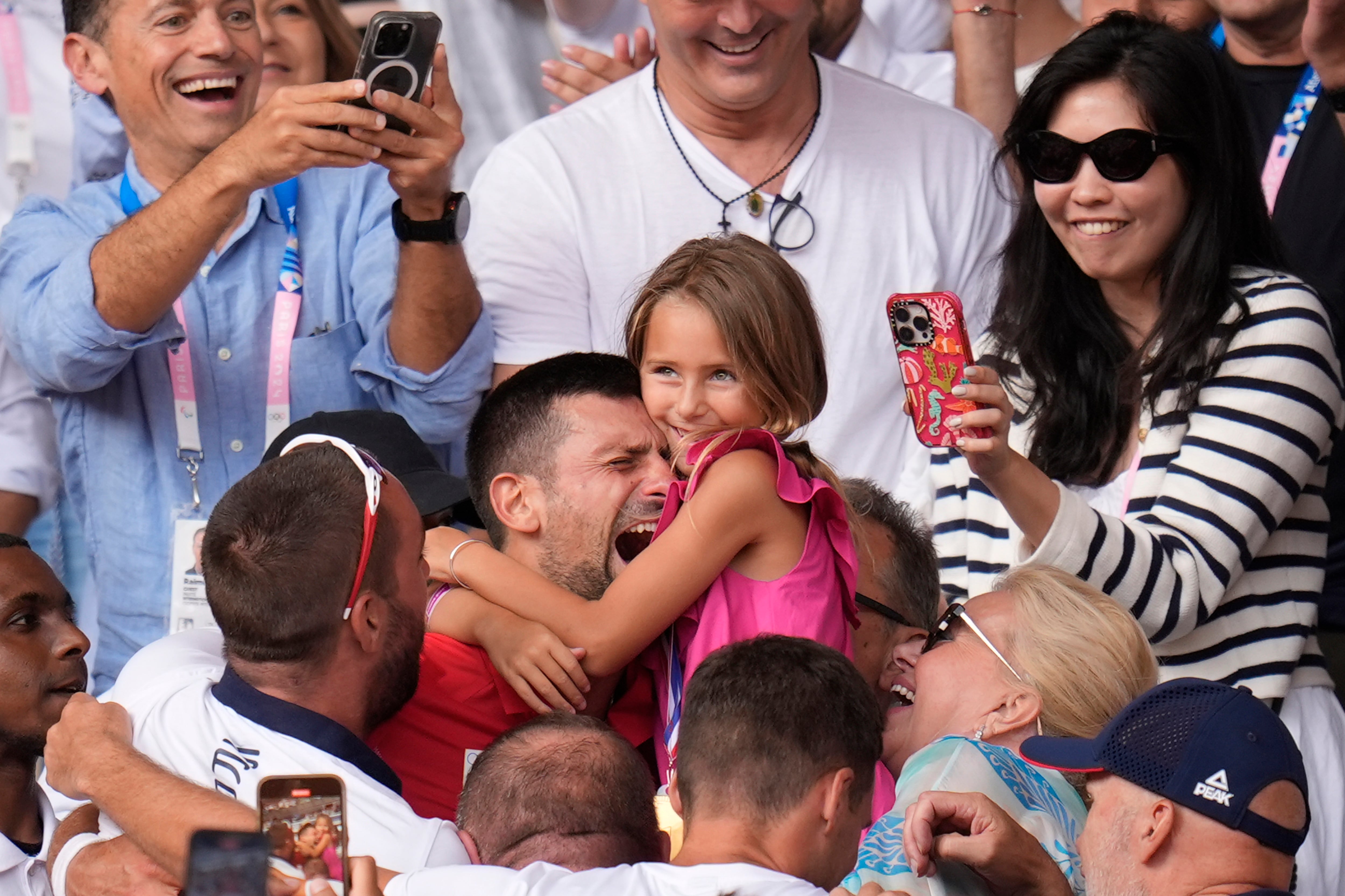 El serbio Novak Djokovic abraza a su hija Tara tras vencer al español Carlos Alcaraz en la final masculina del tenis de los Juegos Olímpicos de París (AP Foto/Manu Fernández)