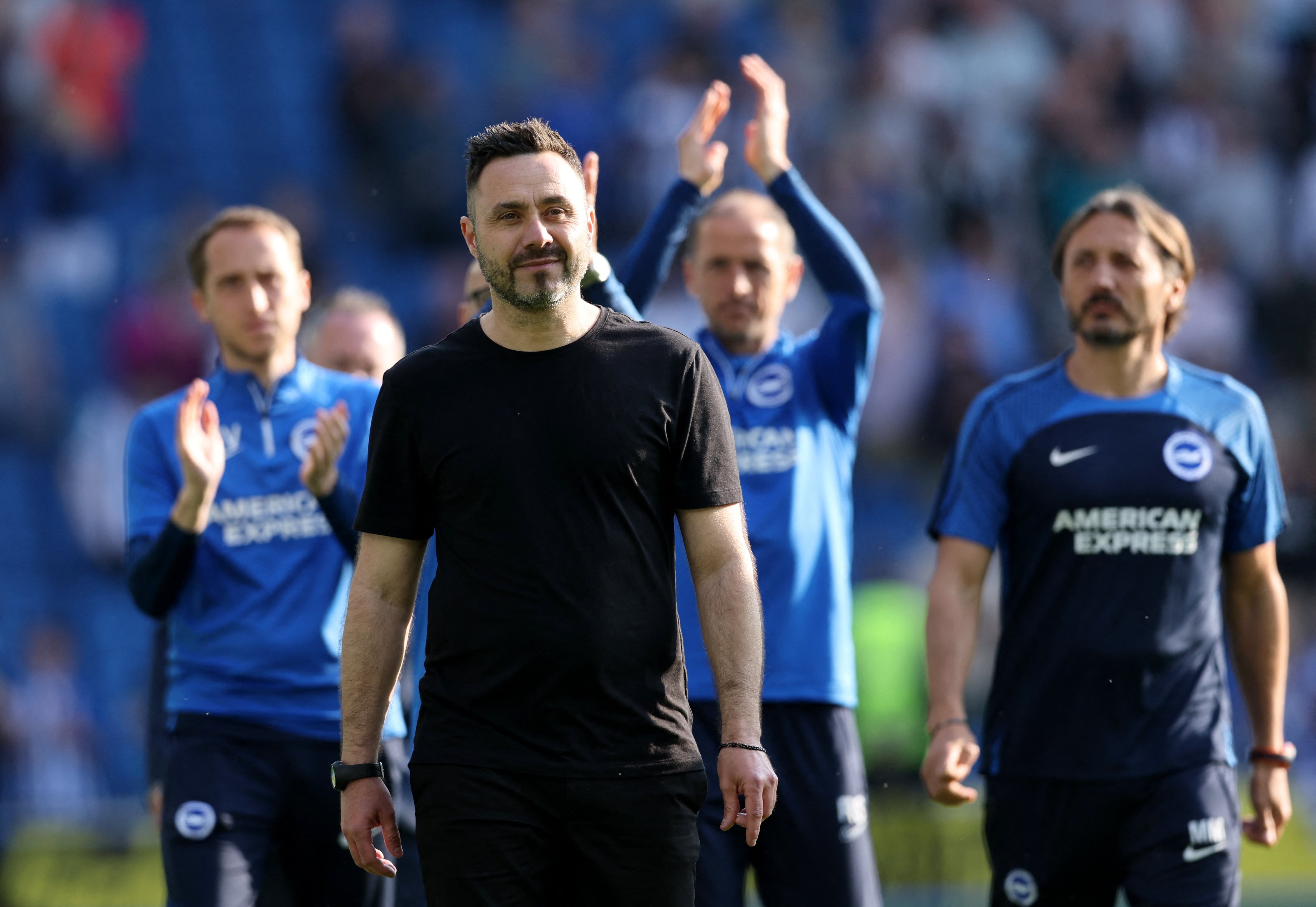 Roberto de Zerbi con los jugadores de Brighton detrás 