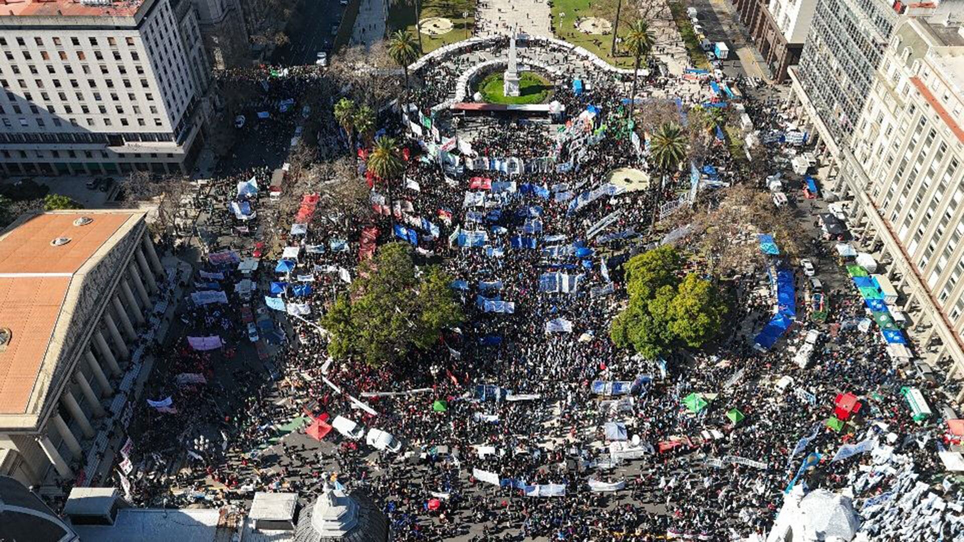 drone cgt cta movimientos sociales Polo Obrero acto plaza de mayo