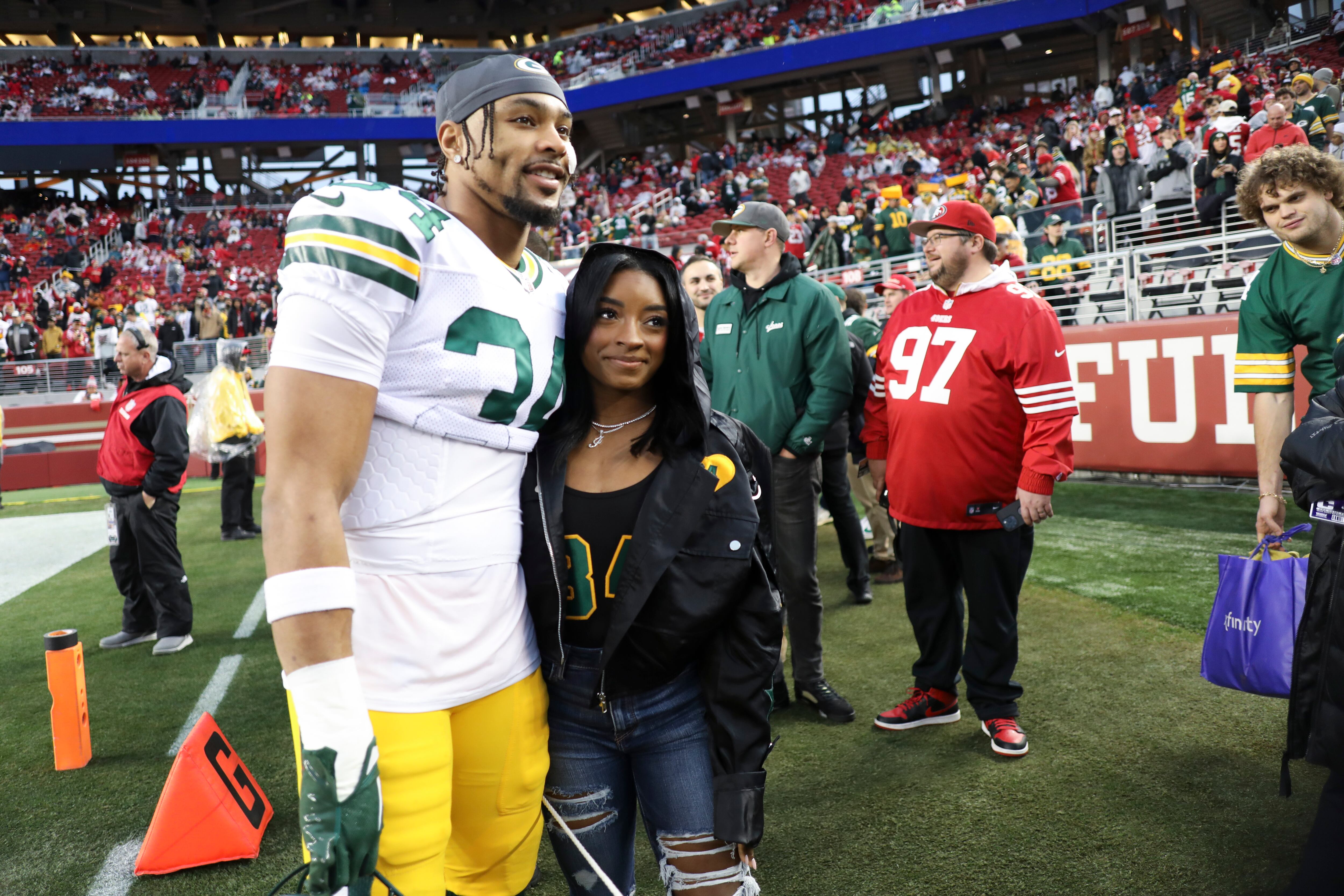 ARCHIVO - Jonathan Owens, entonces jugador de los Packers de Green Bay, posa con la gimnasta Simone Biles antes de un partido de playoffs ante los 49ers de San Francisco, el 20 de enero de 2024 (AP Foto/Jed Jacobsohn, archivo)