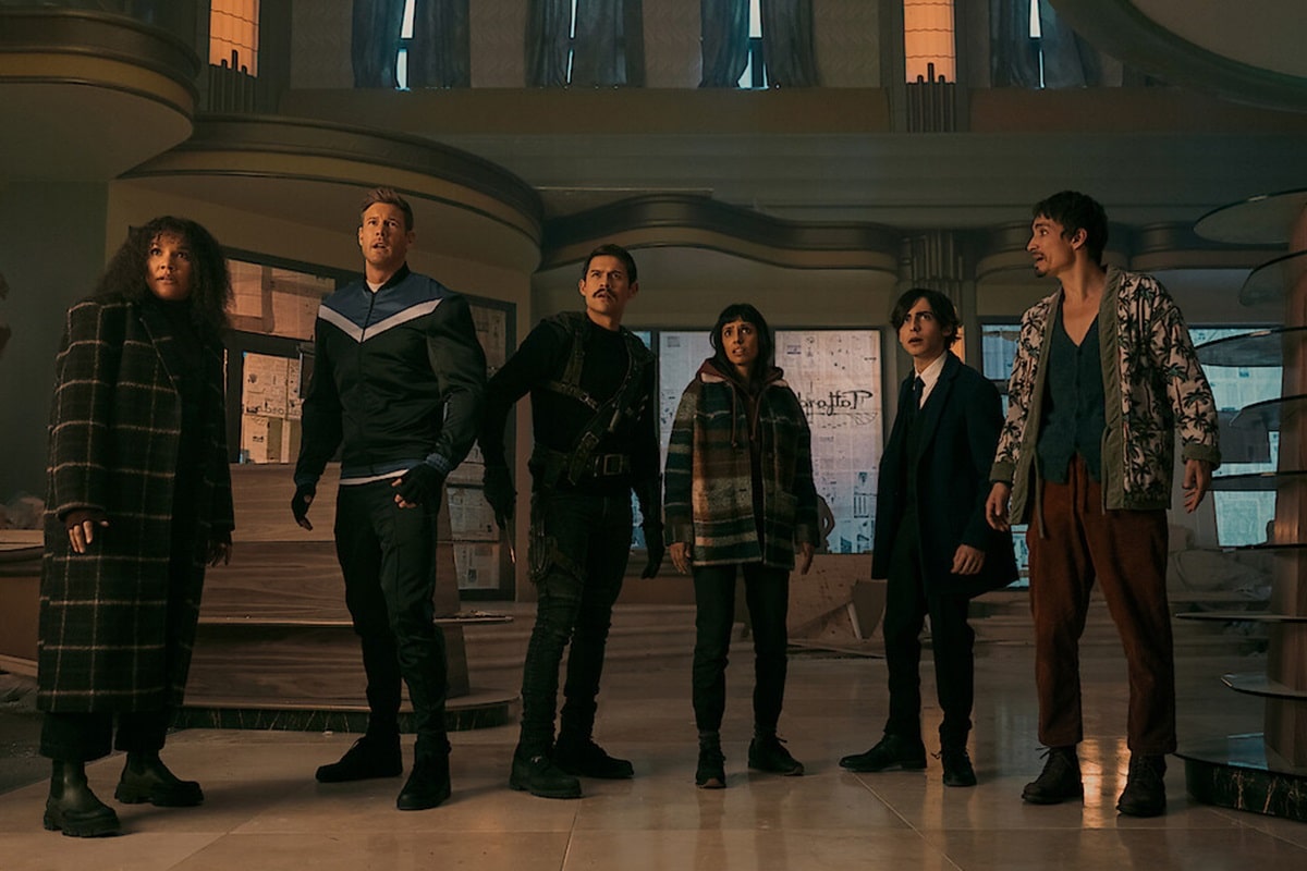 Emmy Raver-Lampman, Tom Hopper, David Castañeda, Ritu Arya, Aidan Gallagher y Robert Sheehan en The Umbrella Academy.