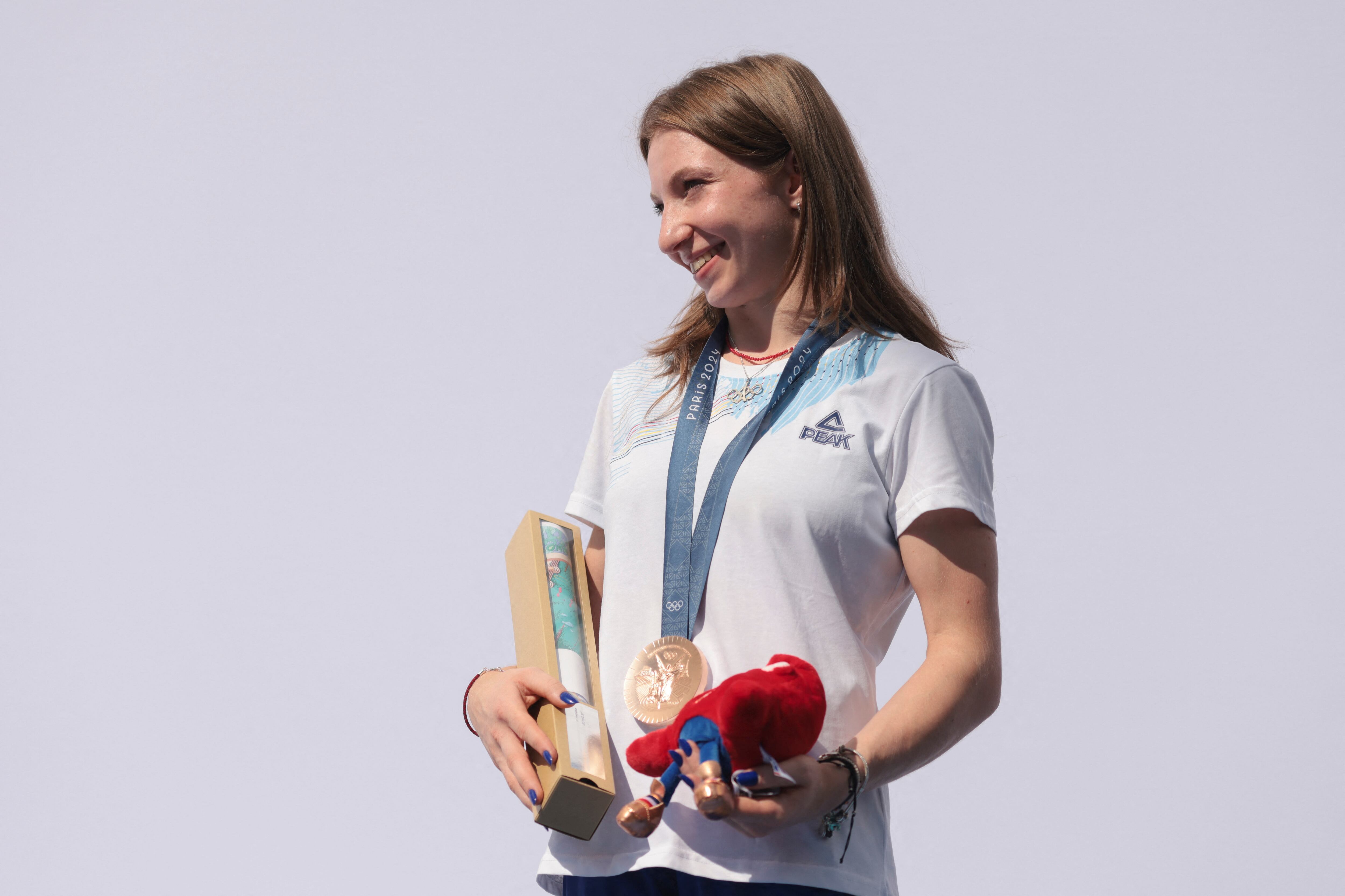 La rumana Ana Barbosu con su medalla de bronce en la ceremonia realizada en Bucarest, Rumania (Inquam Photos/George Calin via REUTERS)