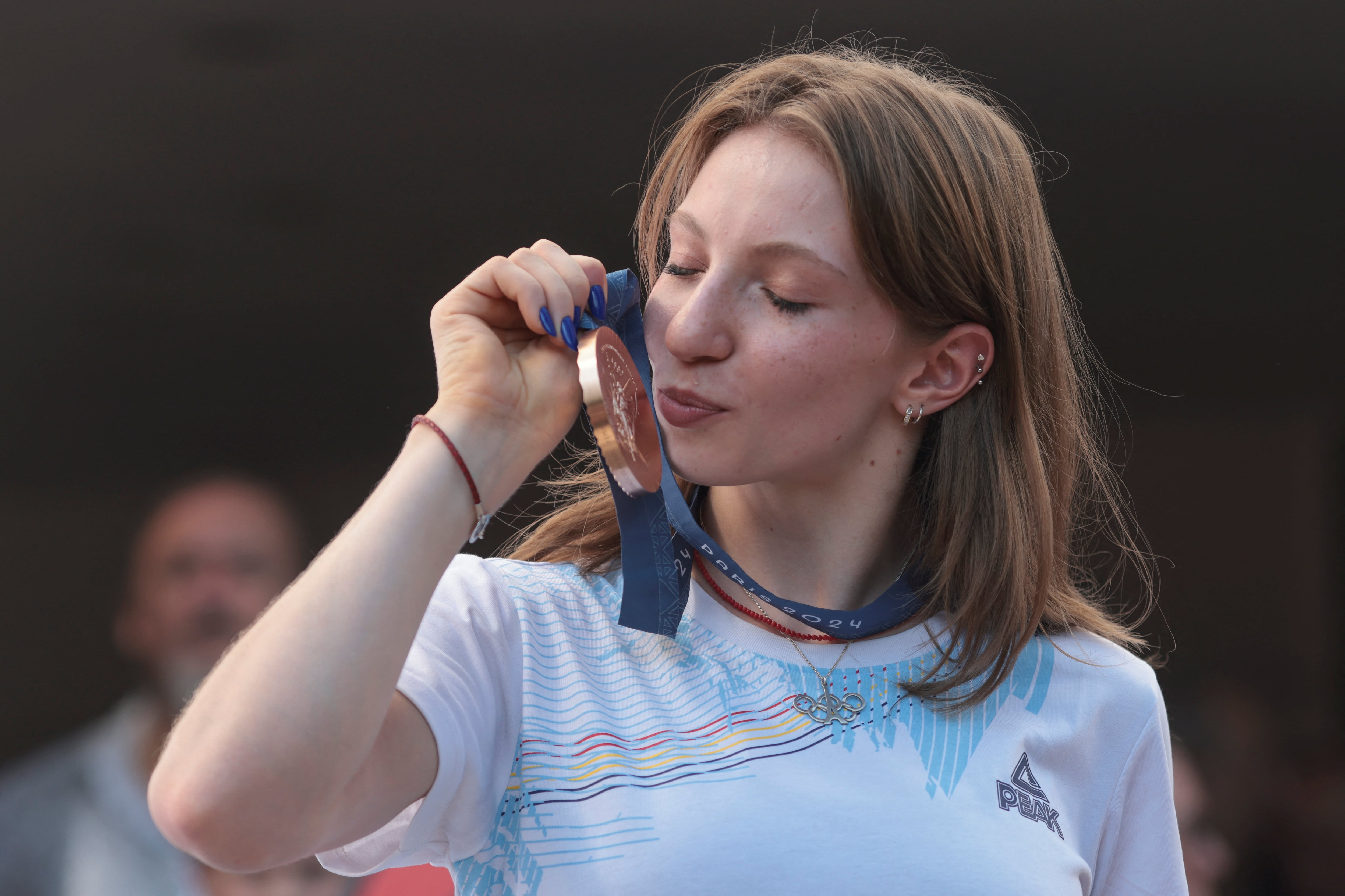 Ana Barbosu con la medalla de bronce que le quitaron a la estadounidense Chiles en la prueba de suelo de los Juegos Olímpicos de París 2024 (Inquam Photos/George Calin)