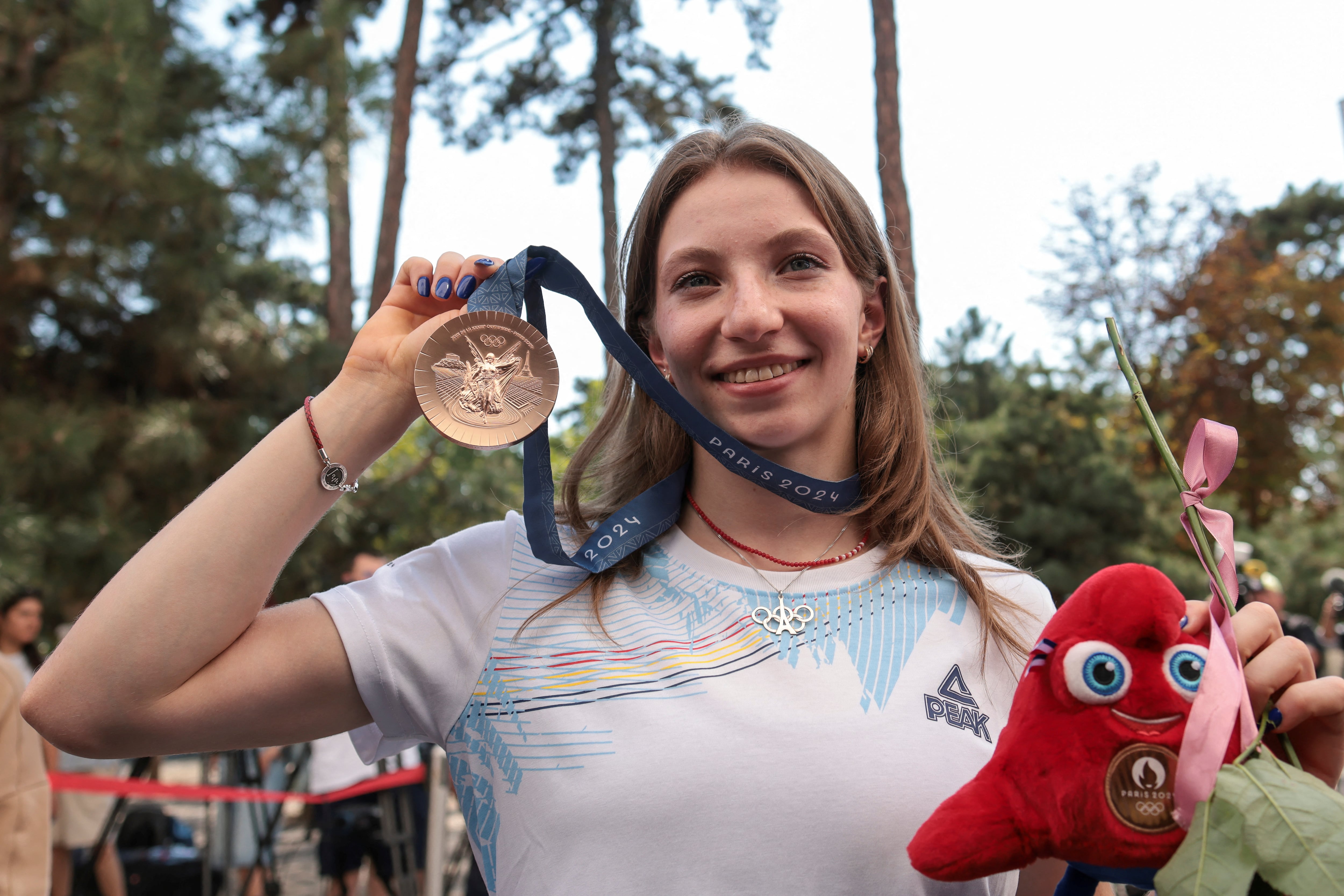 La gimnasta rumana Ana Barbosu exhibe la medalla de bronce en Bucarest luego de la controversia en los Juegos Olímpicos de París 2024 (Inquam Photos/George Calin via REUTERS)