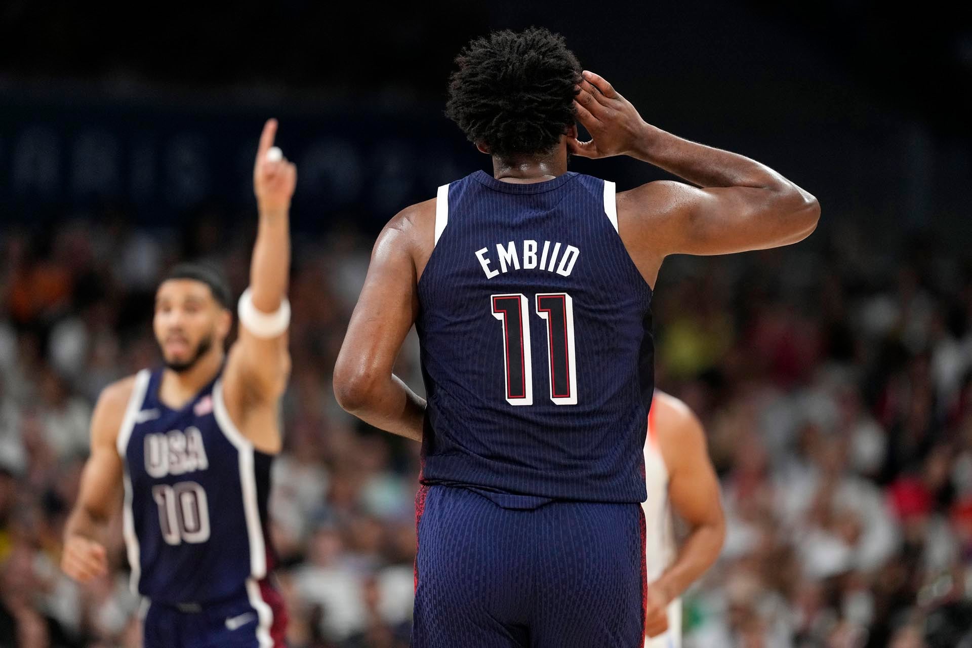 La reacción de Embiid con el público francés