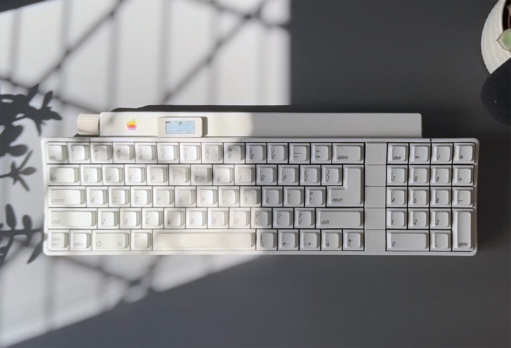 Alguien ha destripado un teclado Apple de 1986 fabricado en Japón. Lo ha convertido en un “moderno” periférico inalámbrico