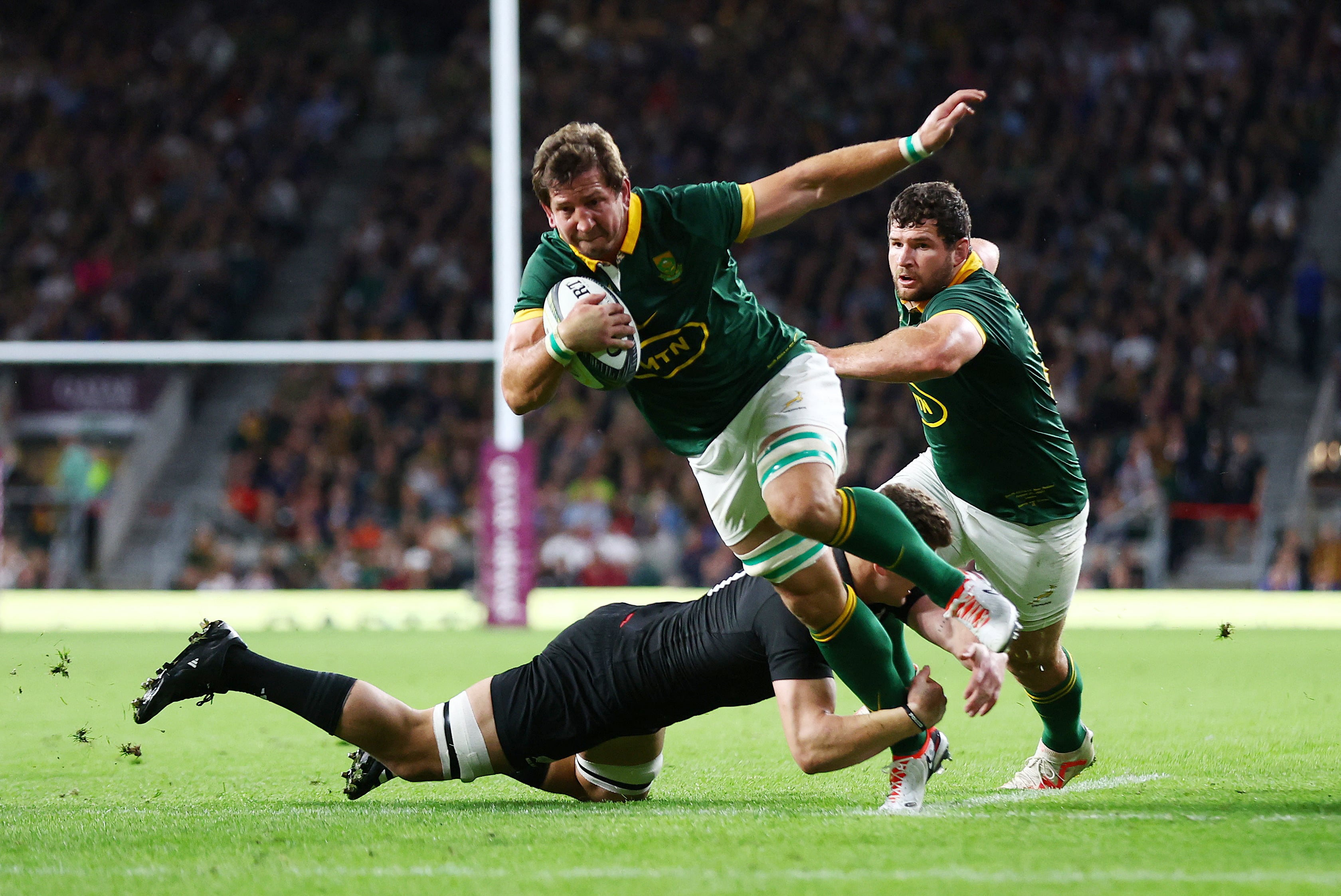 Kwagga Smith anotando un try frente a Nueva Zelanda (Reuters/Matthew Childs)