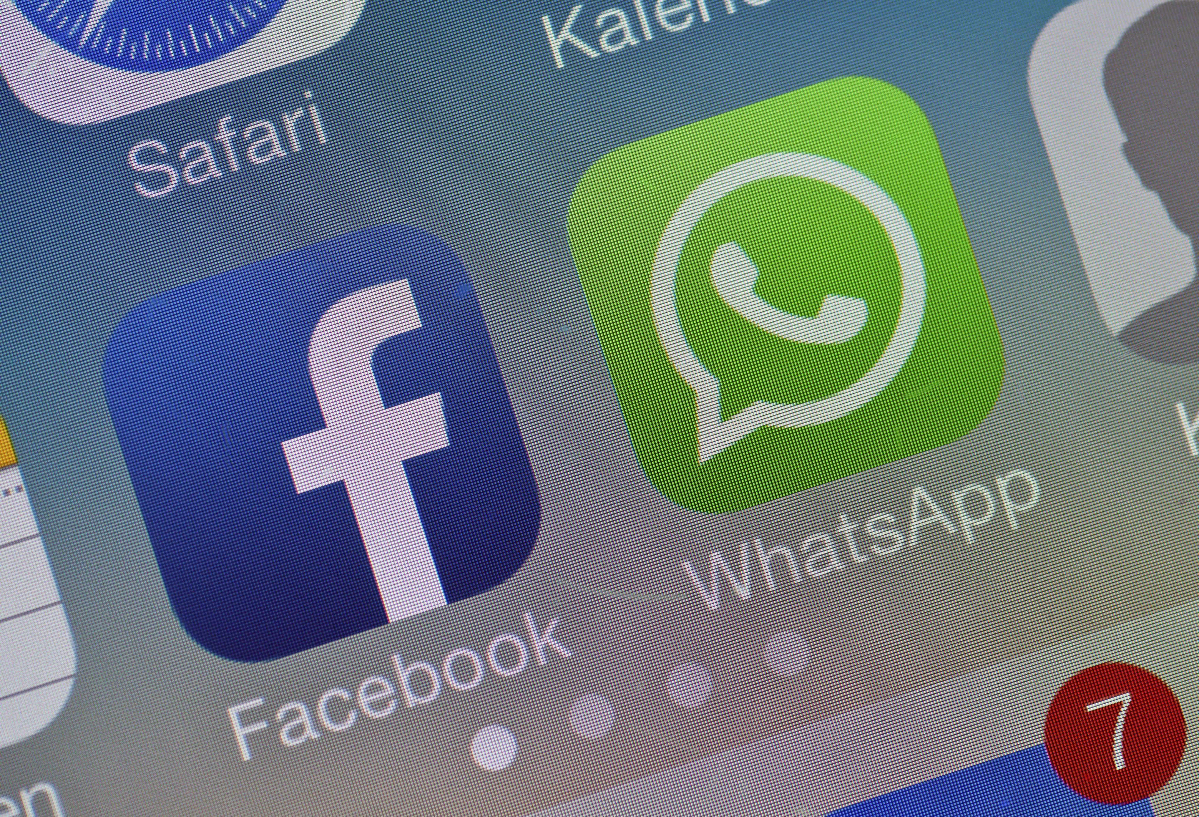 WhatsApp permite enlazar la cuenta con Facebook para que el proceso tome segundos. (EFE/Patrick Pleul) 