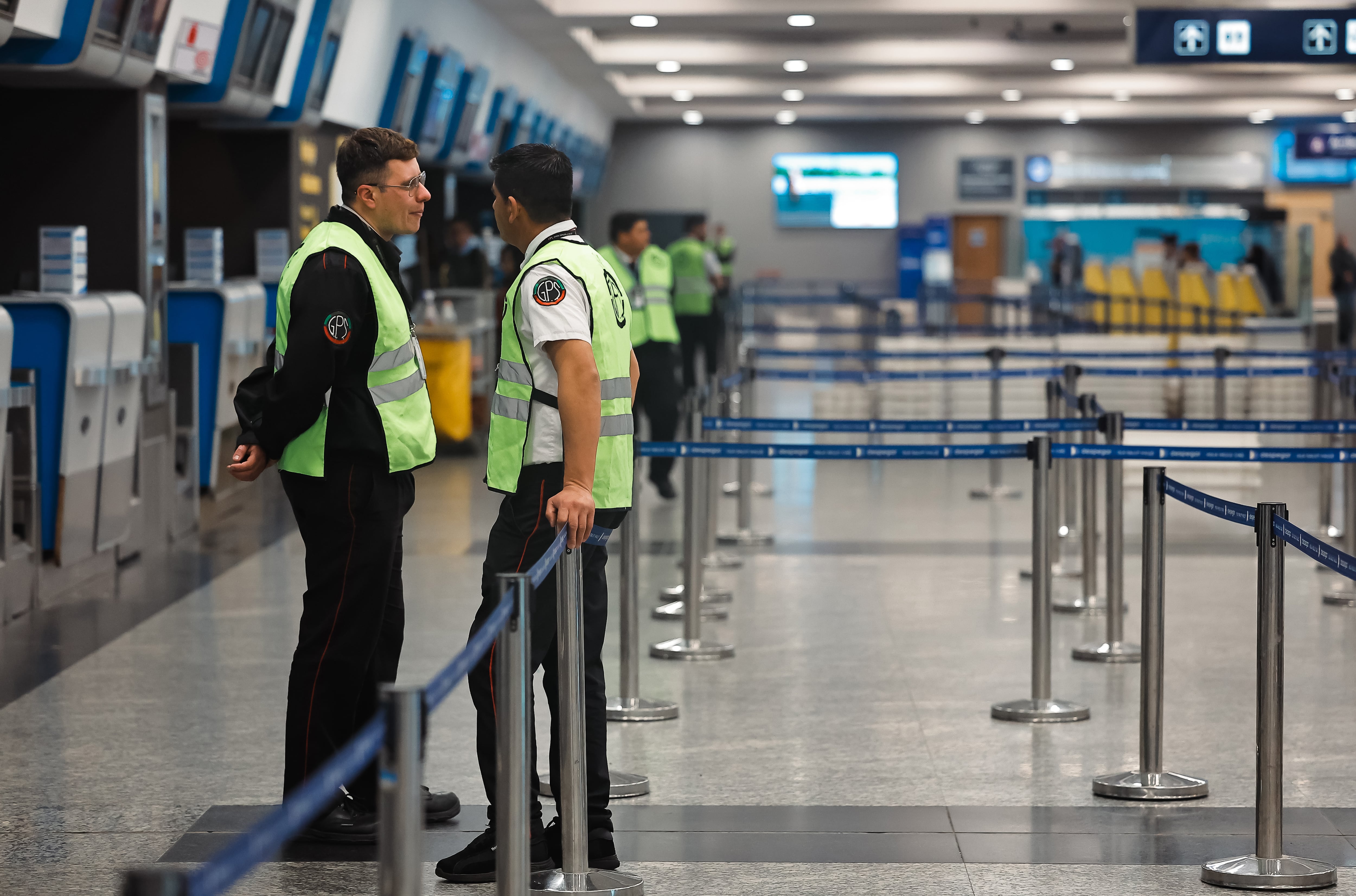 Fotografía que muestra trabajadores en un área del aeropuerto Jorge Newbery de la ciudad de Buenos Aires (Argentina). EFE/Juan Ignacio Roncoroni 