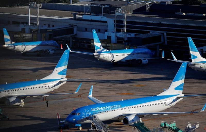 Aviones de Aerolíneas Argentinas se ven estacionados en el aeropuerto nacional Jorge Newbery en Buenos Aires, Argentina, 29 de abril de 2020. REUTERS/Agustin Marcarian