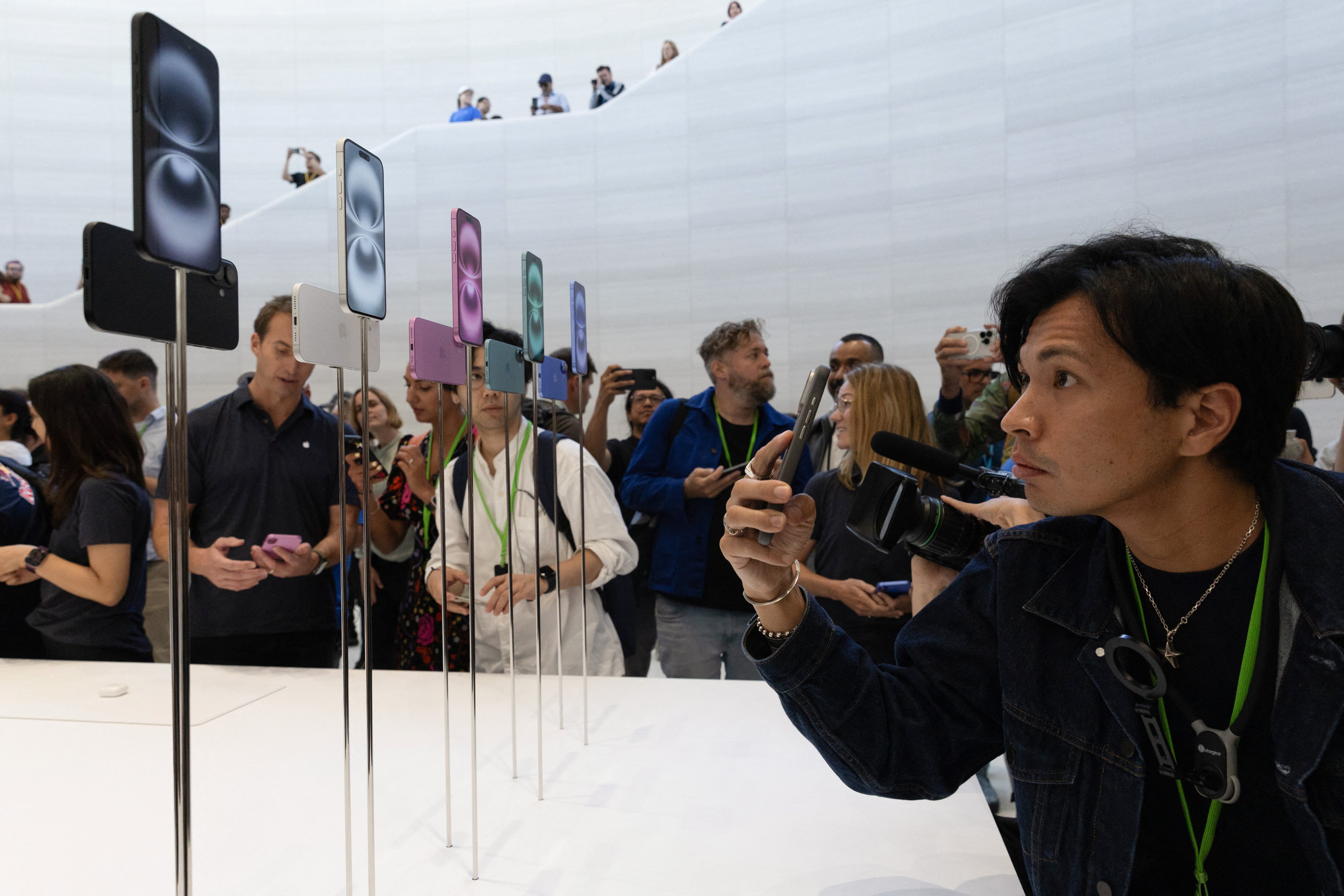 Desde mitad de septiembre estará disponible en las tiendas físicas el iPhone 16. (Foto: REUTERS/Manuel Orbegozo)