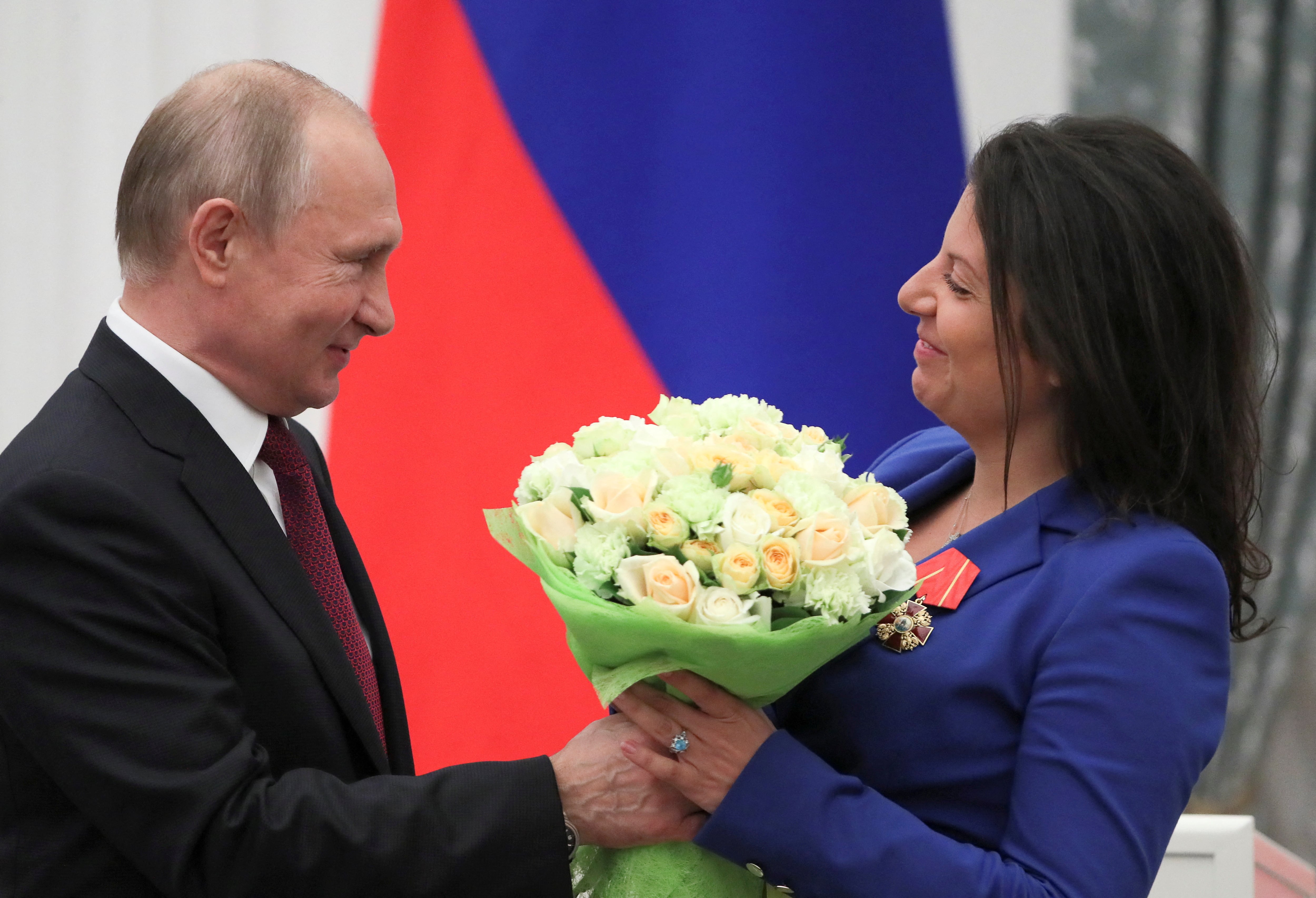 Vladimir Putin saluda a la directora del grupo RT, Margarita Simonián, durante una ceremonia oficial en el Kremlin