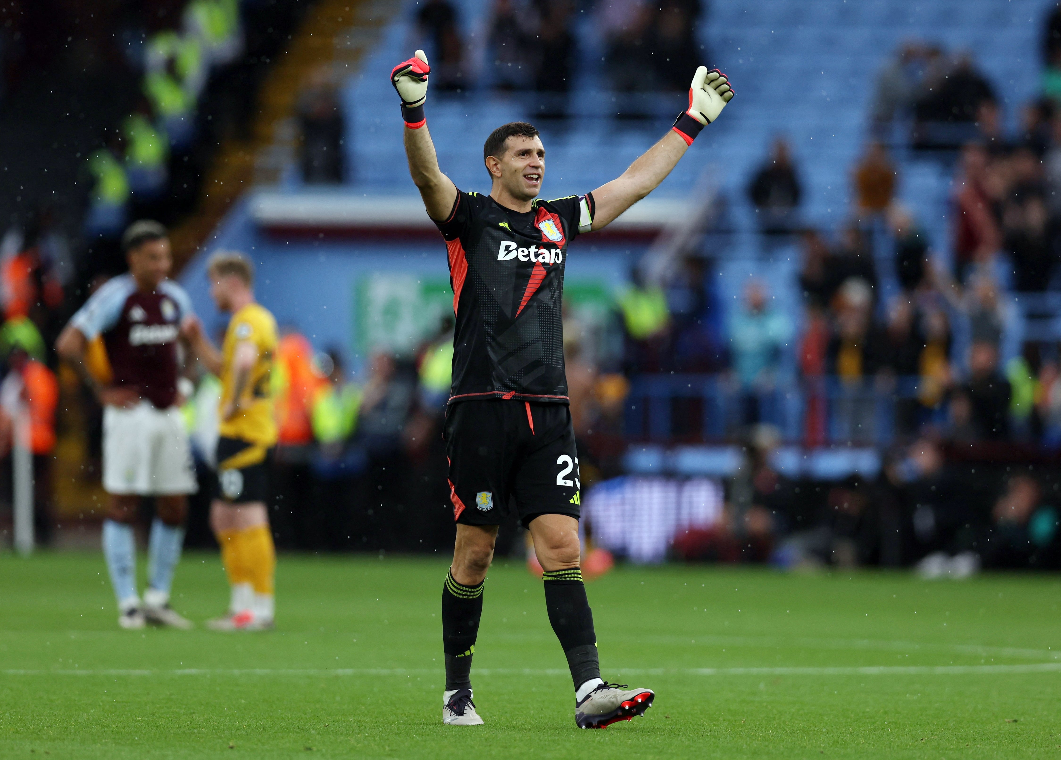 El Dibu Martínez celebró la victoria del Aston Villa ante Wolverhampton (REUTERS/Chris Radburn)