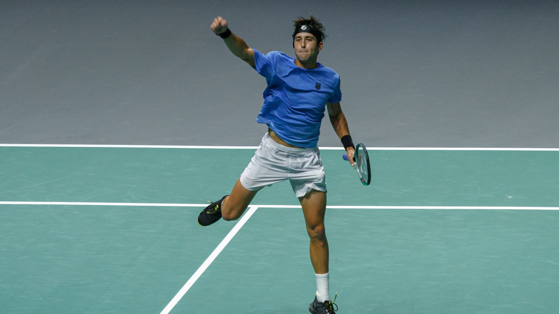 Tomás Etcheverry celebra su triunfo sobre Vasa en la Copa Davis Argentina v Finlandia