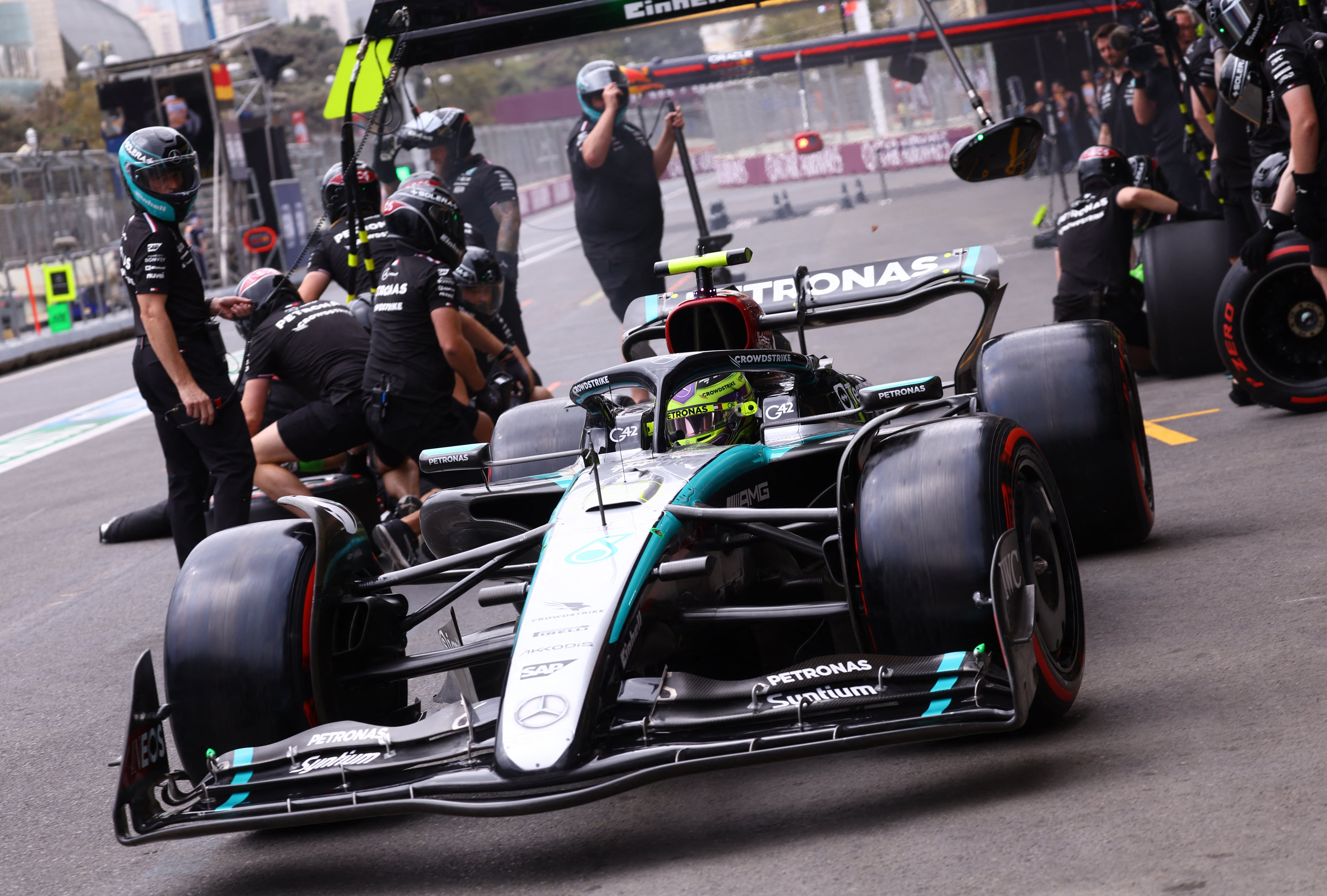 Lewis Hamilton largará desde los boxes el GP de Azerbaiyán (REUTERS/Hannah Mckay)