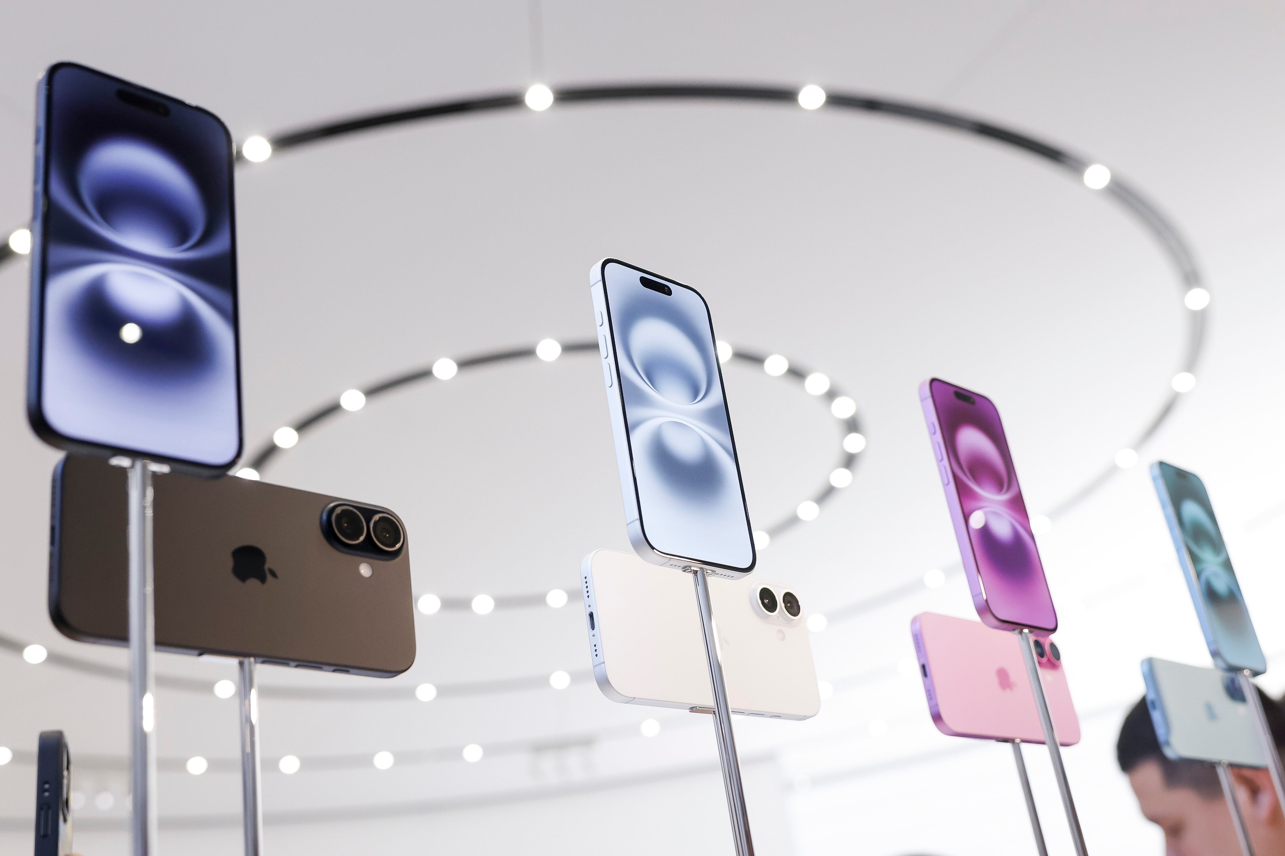 Todos los modelos de iPhone 16 saldrán a la venta el 20 de septiembre, inicialmente en Estados Unidos. (EFE/PETER DA SILVA) 