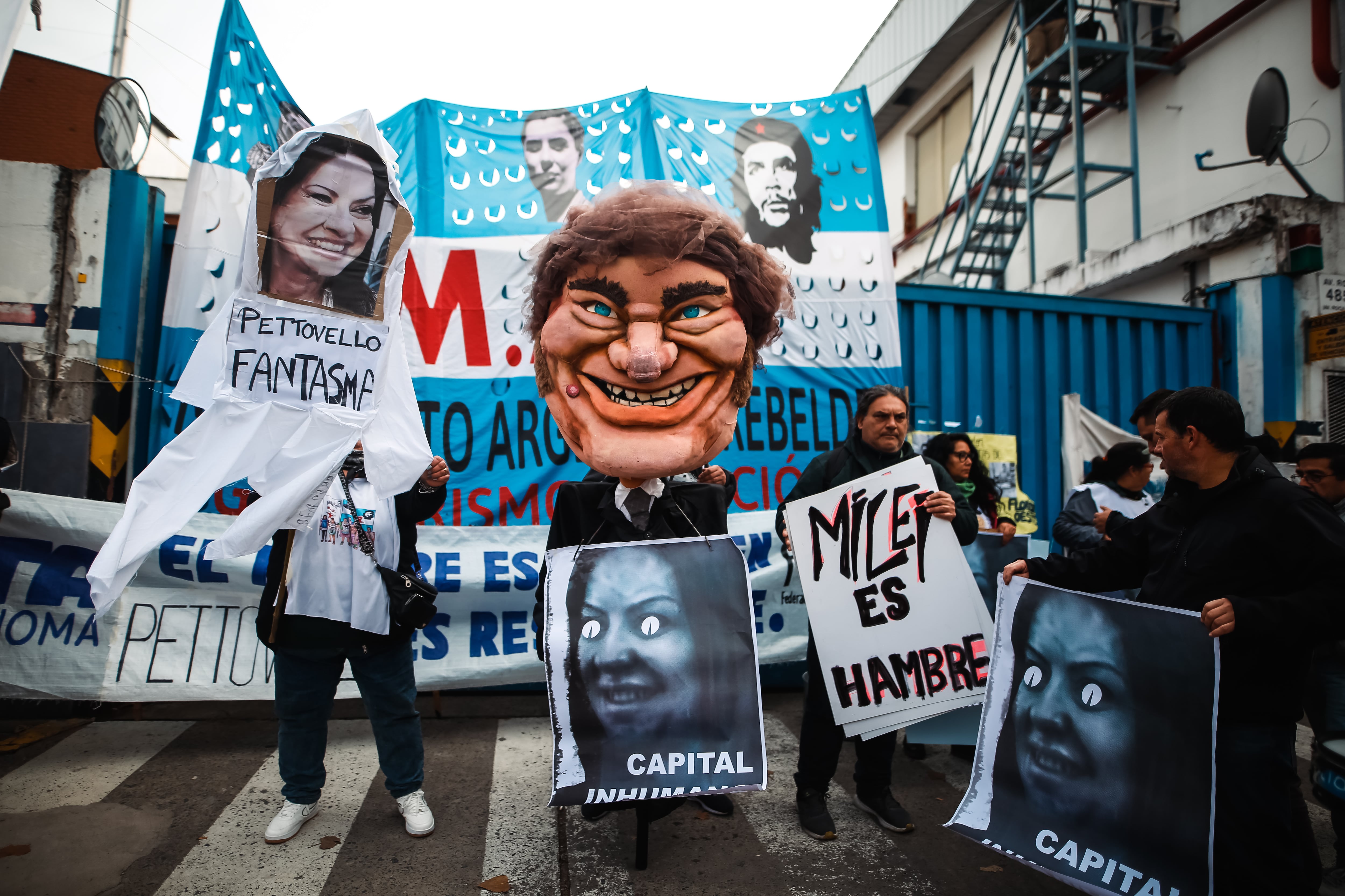 Integrantes de organizaciones sociales frente al depósito de alimentos de Capital Humano para reclamarle a Sandra Pettovello que distribuya los alimentos que estaban acumulados en el lugar (EFE) 