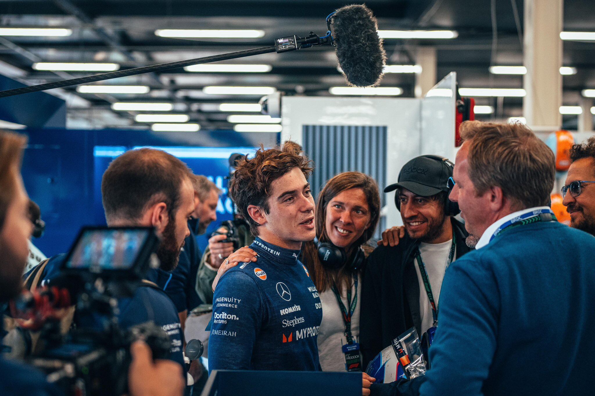 Franco junto a sus mánagers, María Catarineu y Jamie Campbell-Walter (de espaldas) y Gastón Parisier (@maghico22)