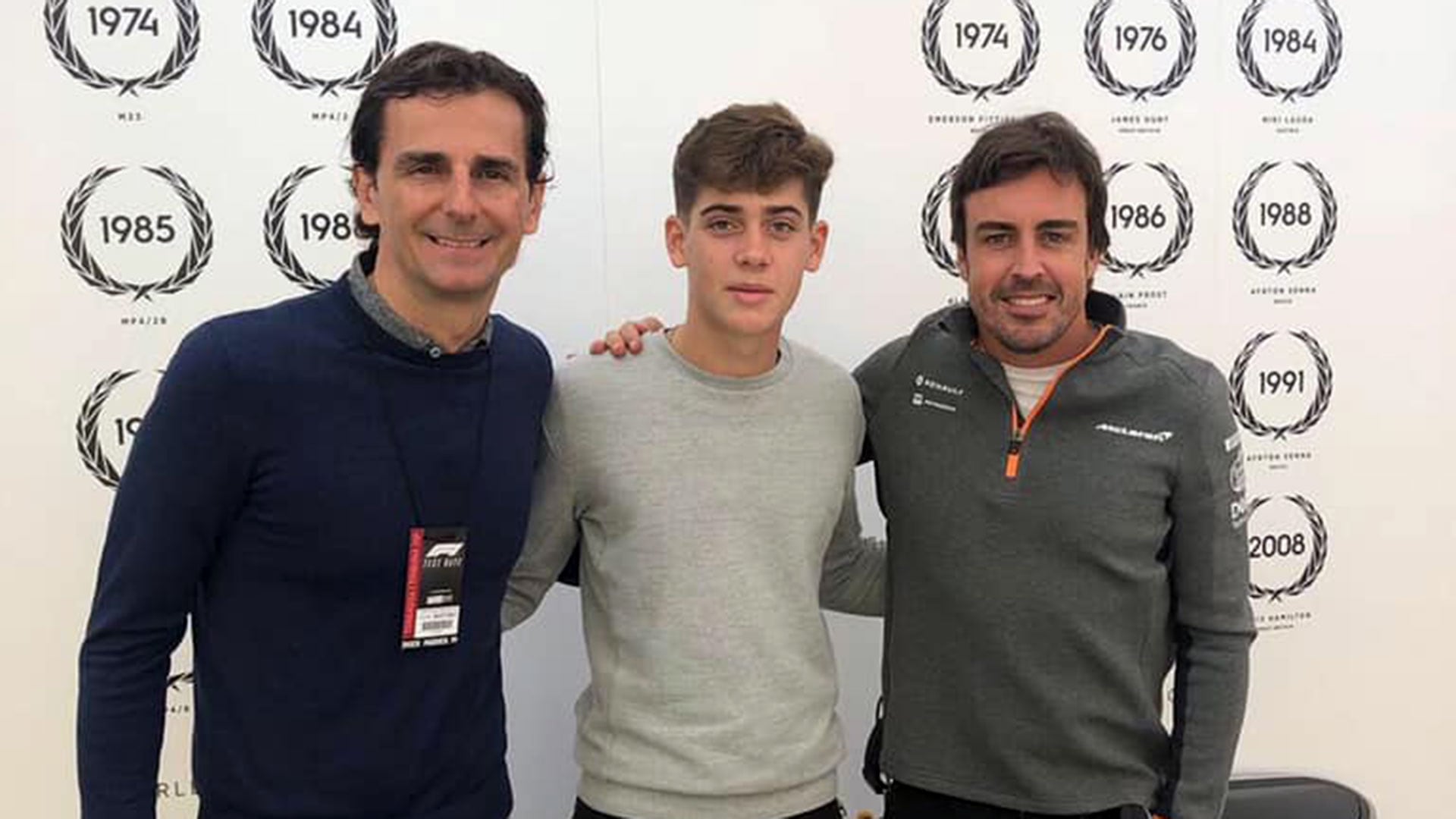 El ex piloto de F1, Pedro de la Rosa, Franco Colapinto y Fernando Alonso en 2019 (@francolapinto)