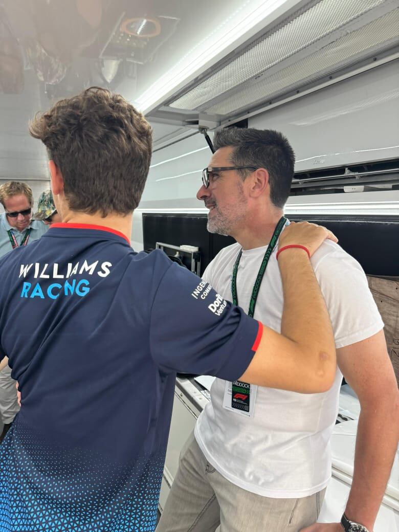 Franco y Gustavo se saludan en el box de Williams (Gentileza Gustavo Ruiz) 