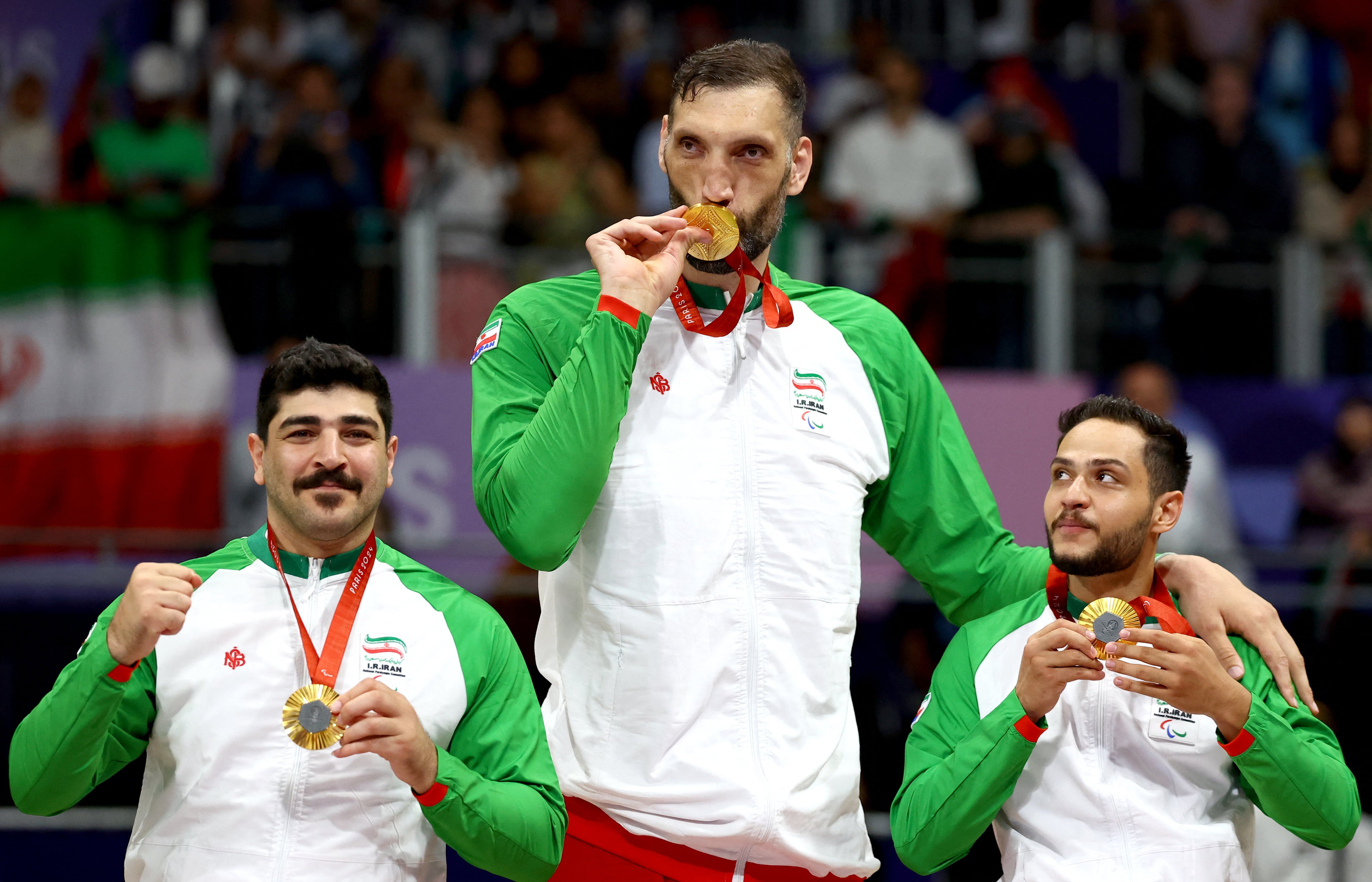 Morteza celebra con sus compañeros la tercera medalla dorada que consigue en su carrera (Foto: Reuters/Kacper Pempel)