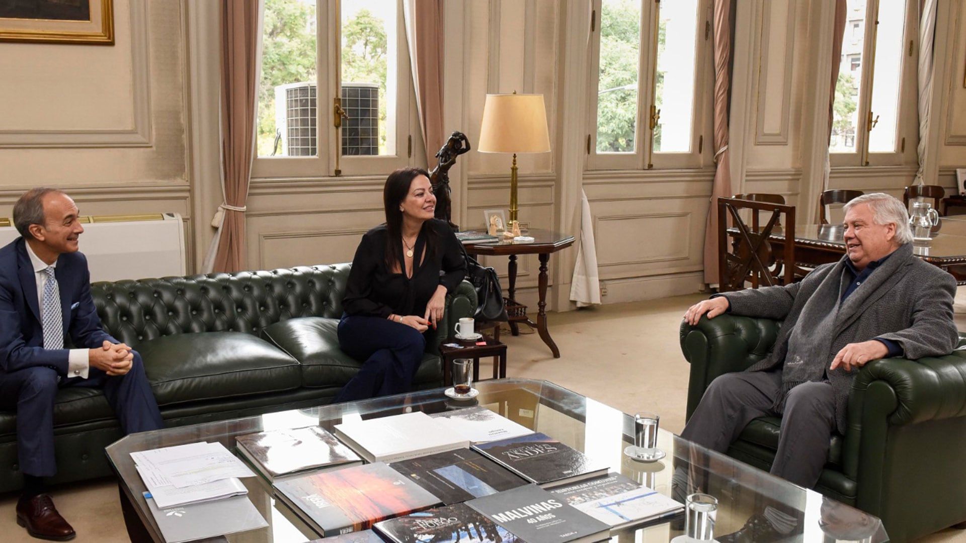 Sandra Pettovello, y el secretario de Educación, Carlos Torrendell, recibieron hoy al rector de la UBA, Ricardo Gelpi