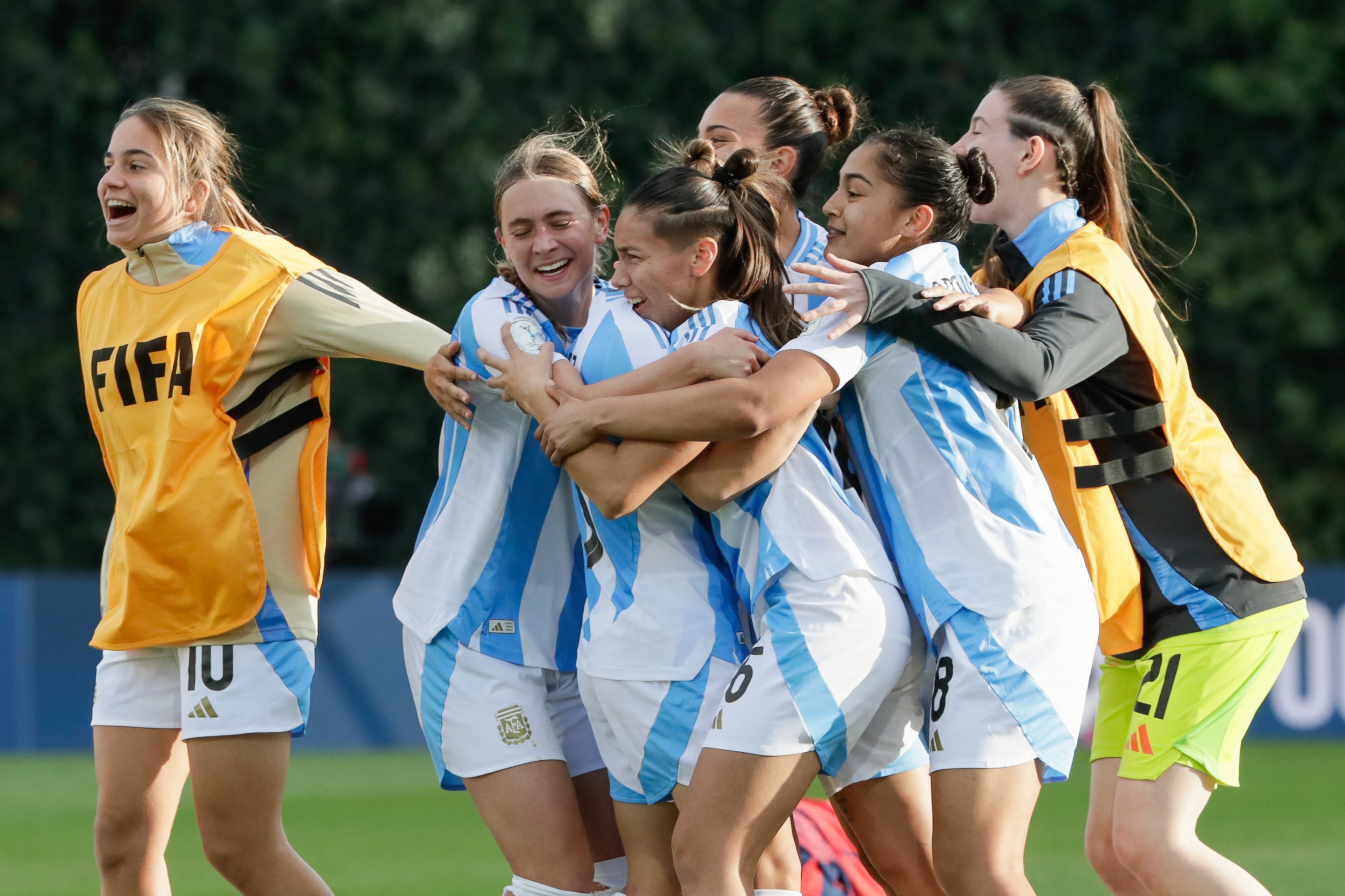 Jugadores argentinas celebran el triunfo sobre Costa Rica que permitió al equipo avanzar a octavos de final por primera vez en la historia (Foto EFE/ Carlos Ortega) 