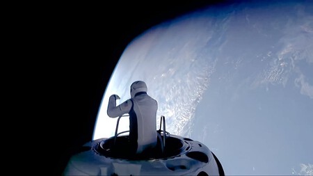 Jared Isaacman viendo la Tierra desde más de 700 km de altitud