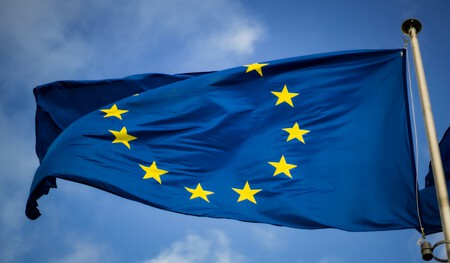 La bandera de la Unión Europea flamea en un día soleado