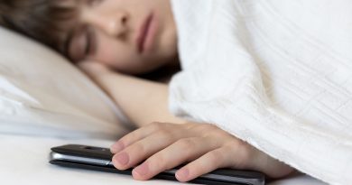 A qué distancia debe tener el celular a la hora de dormir para evitar problemas con su salud