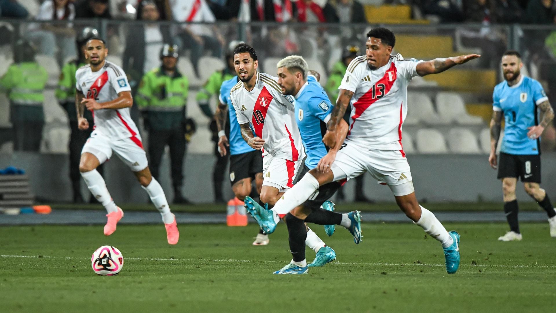 Jesús Castillo cumpliendo labor de contención contra Uruguay. - Crédito: FPF