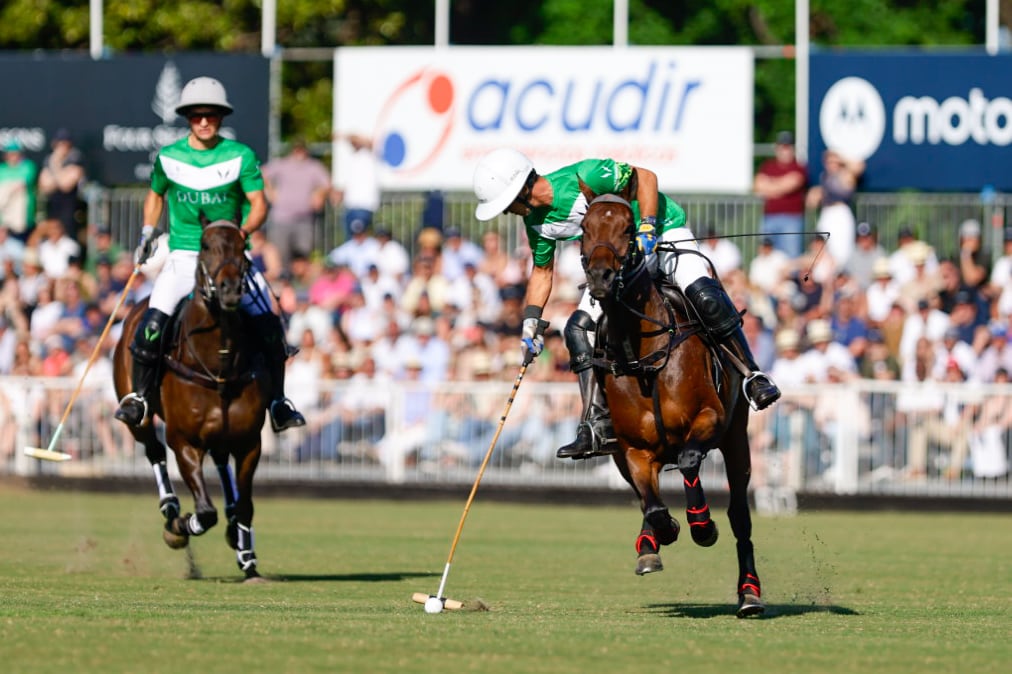 Mac Donough en acción delante de Jeta Castagnola; La Natividad viene de una actuación irregular en la definición de Hurlingham, pero que le alcanzó para vencer a La Dolfina y ganar el torneo.