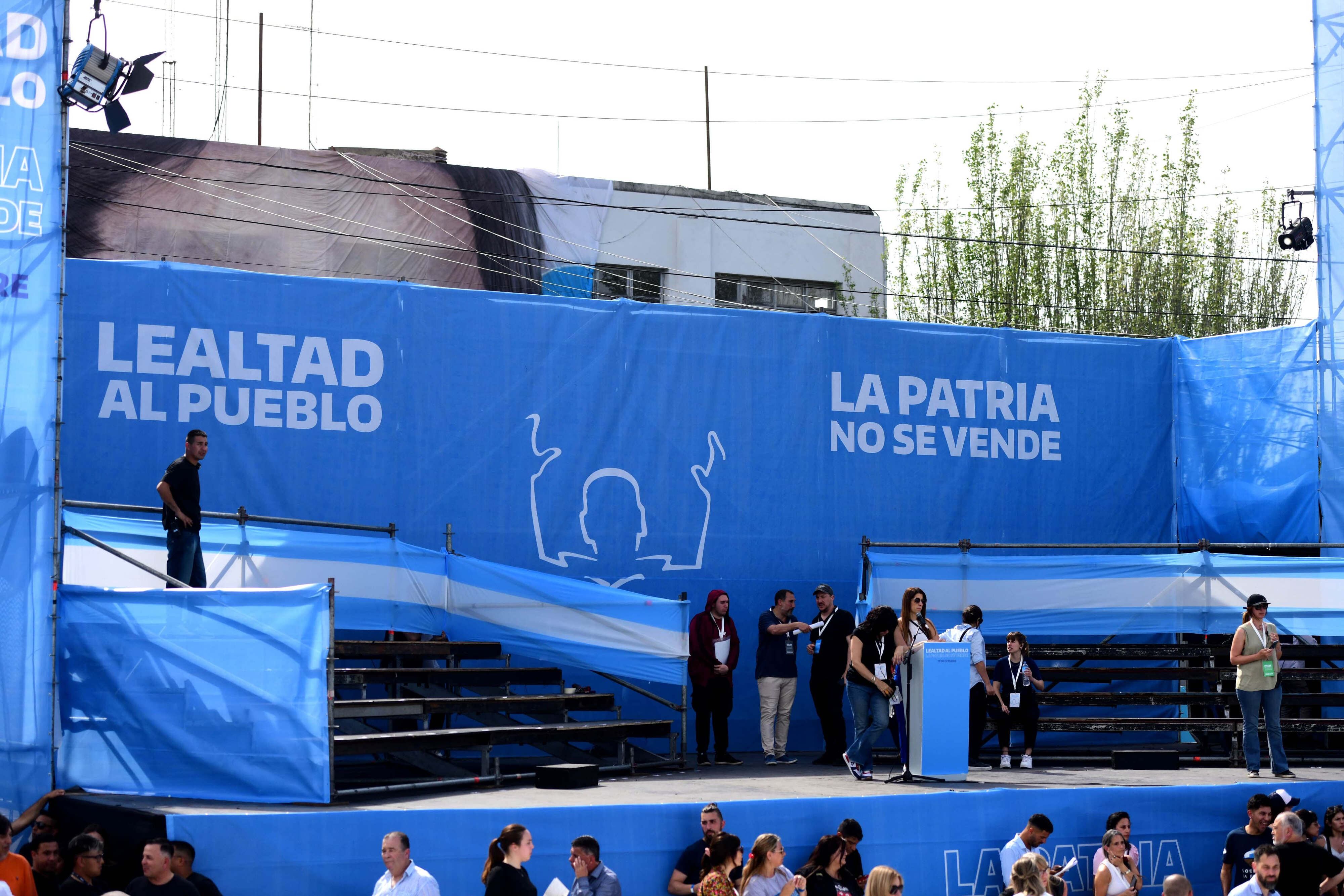 La previa del acto por la lealtad peronista, en el que participa Axel Kicillof, en la localidad de Berisso