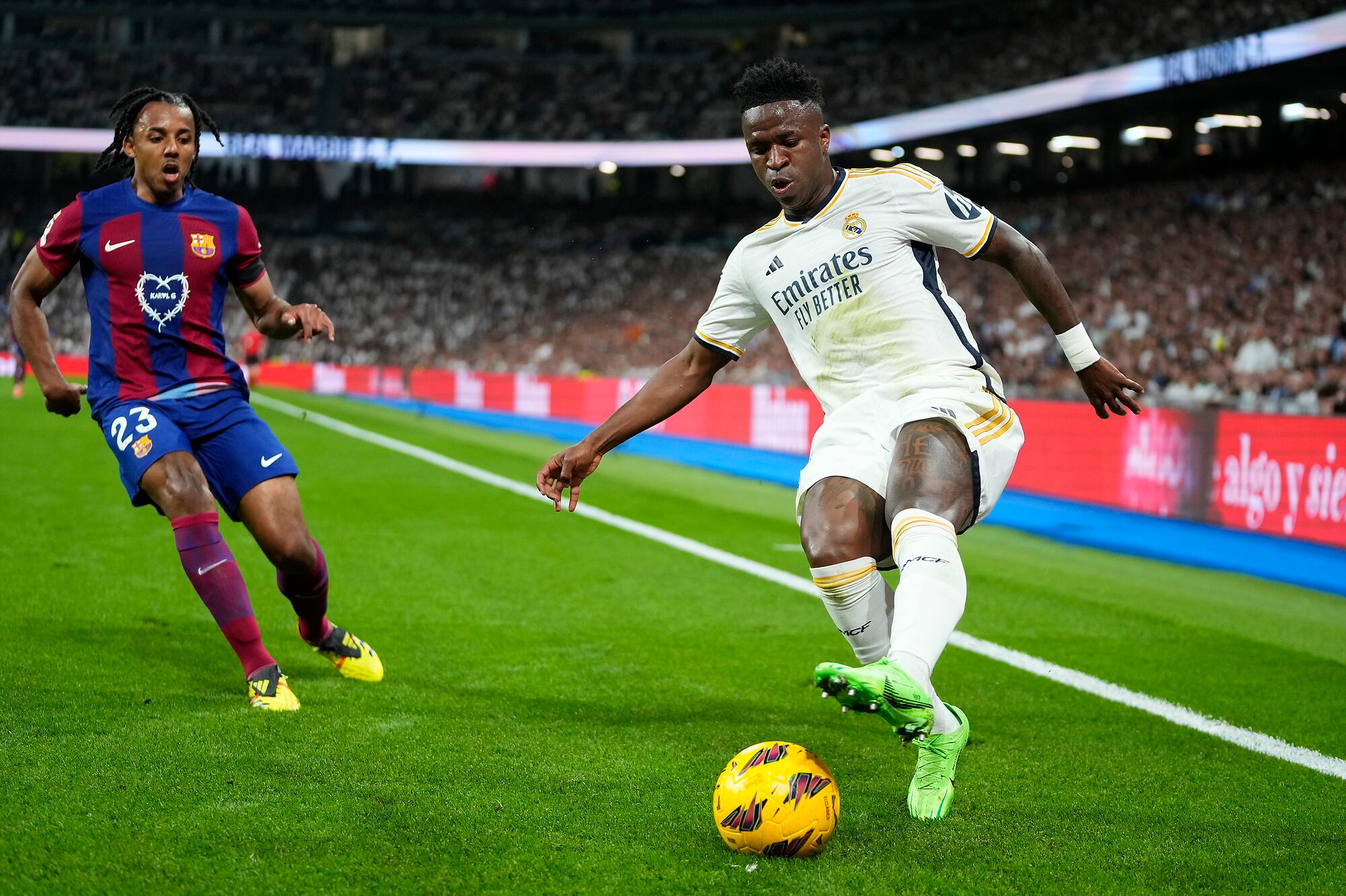 Jules Koundé y Vinícius Júnior, protagonistas del superclásico de España que este sábado tendrá un nuevo capítulo: Real Madrid vs. Barcelona en el Santiago Bernabéu.