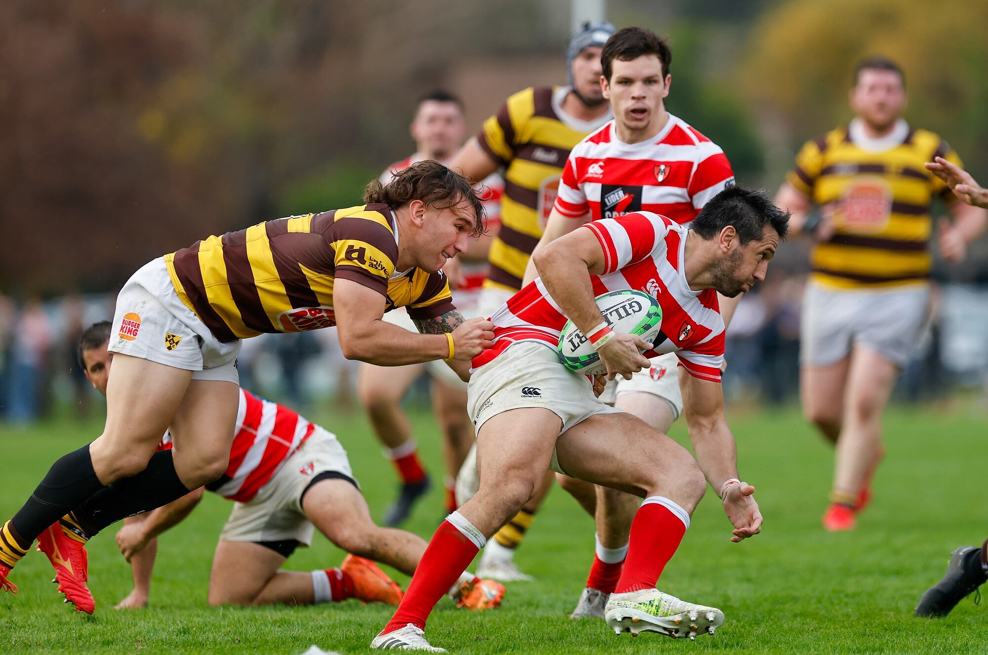 Juan Landó intenta detener a Santiago González Iglesias en un Belgrano vs. Alumni; los clásicos adversarios sostendrán la final del Top 12.