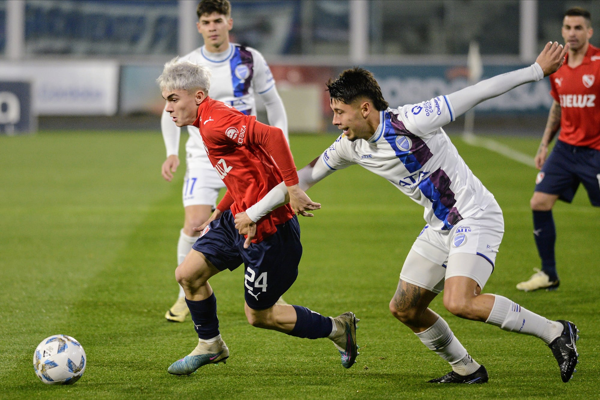 Santiago López y Nicolás Fernández, de Independiente y Godoy Cruz, que se enfrentarán en Avellaneda por la Liga Profesional.