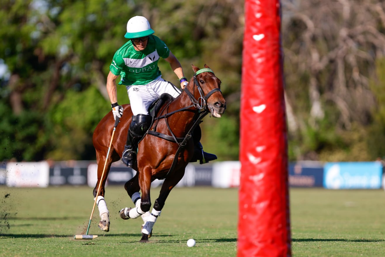 Bartolomé Castagnola (h.), el back de La Natividad, en la reciente final del Abierto de Hurlingham; su equipo viene de una conquista y a partir de este sábado, frente a Indios Chapaleufú, defenderá otra, la del Abierto de Tortugas.