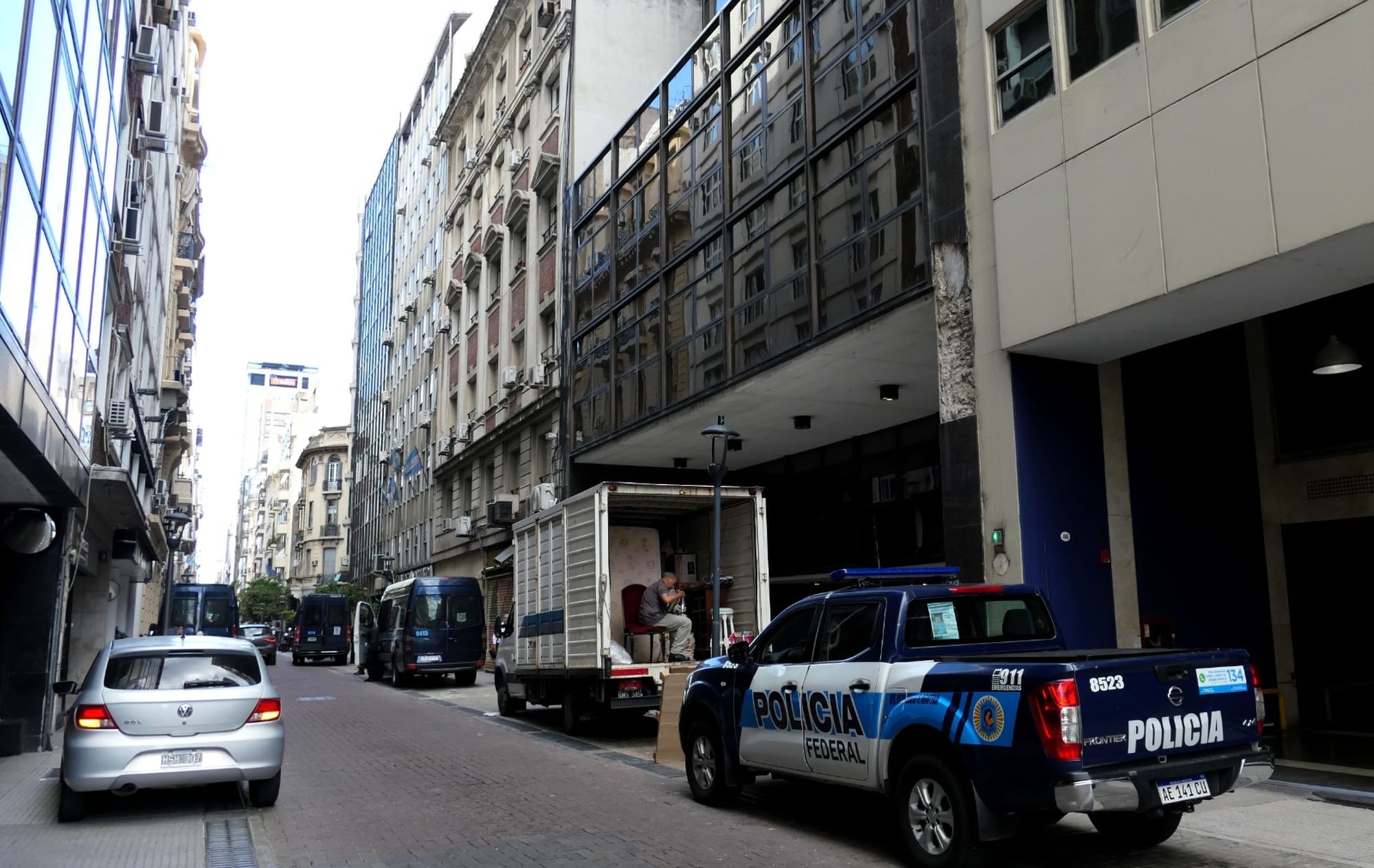 Policía Federal en la sede de OSPRERA, CABA.