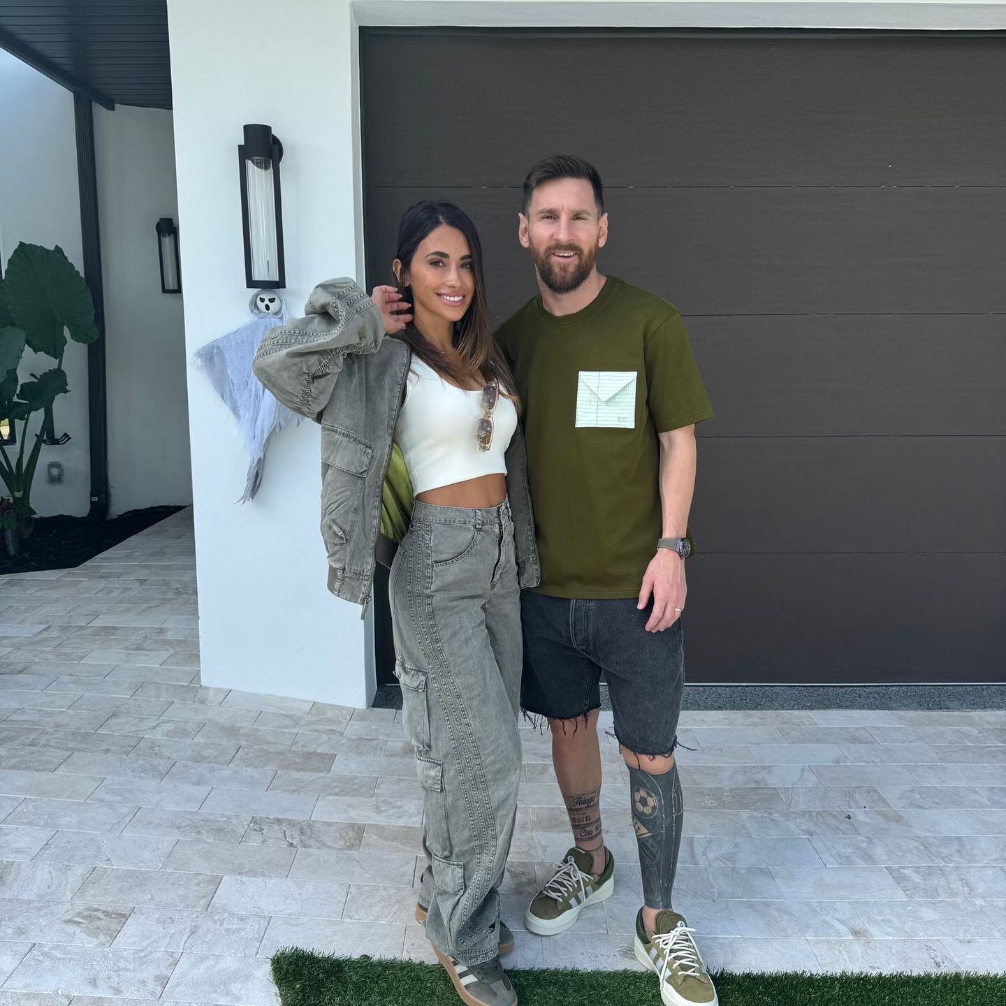 Leo subió una foto con Antonela a Instagram y todos se quedaron con sus outfits combinados (Foto: Instagram @leomessi)