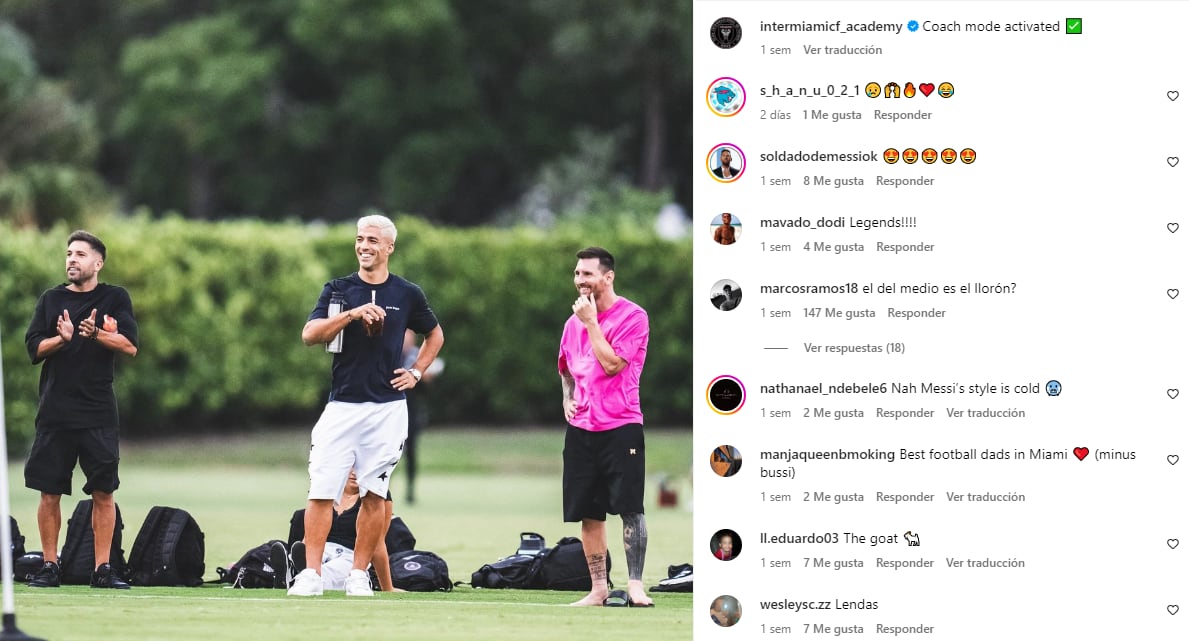 Jordi Alba, Luis Suárez y Lionel Messi, observando un partido de los juveniles de Inter Miami