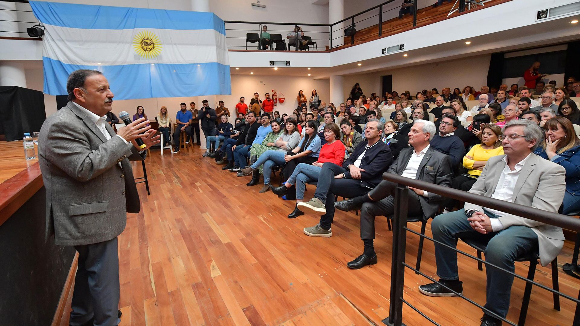 Ricardo Quintela durante una de los encuentros que encabezó en su gira de campaña 