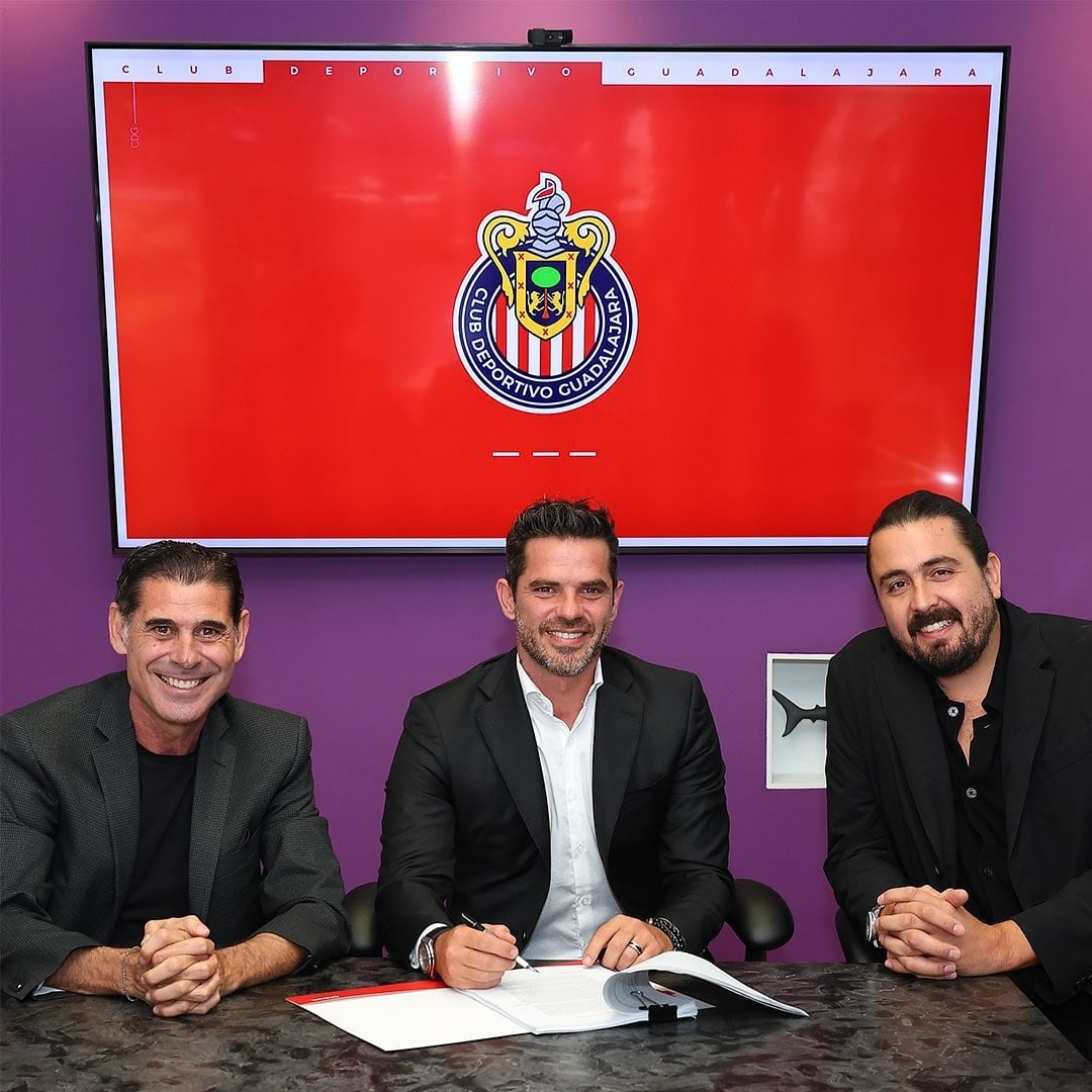 Fernando Hierro (izquierda) dejó de ser manager de Chivas y ahora se marcharía también Fernando Gago (@Chivas)