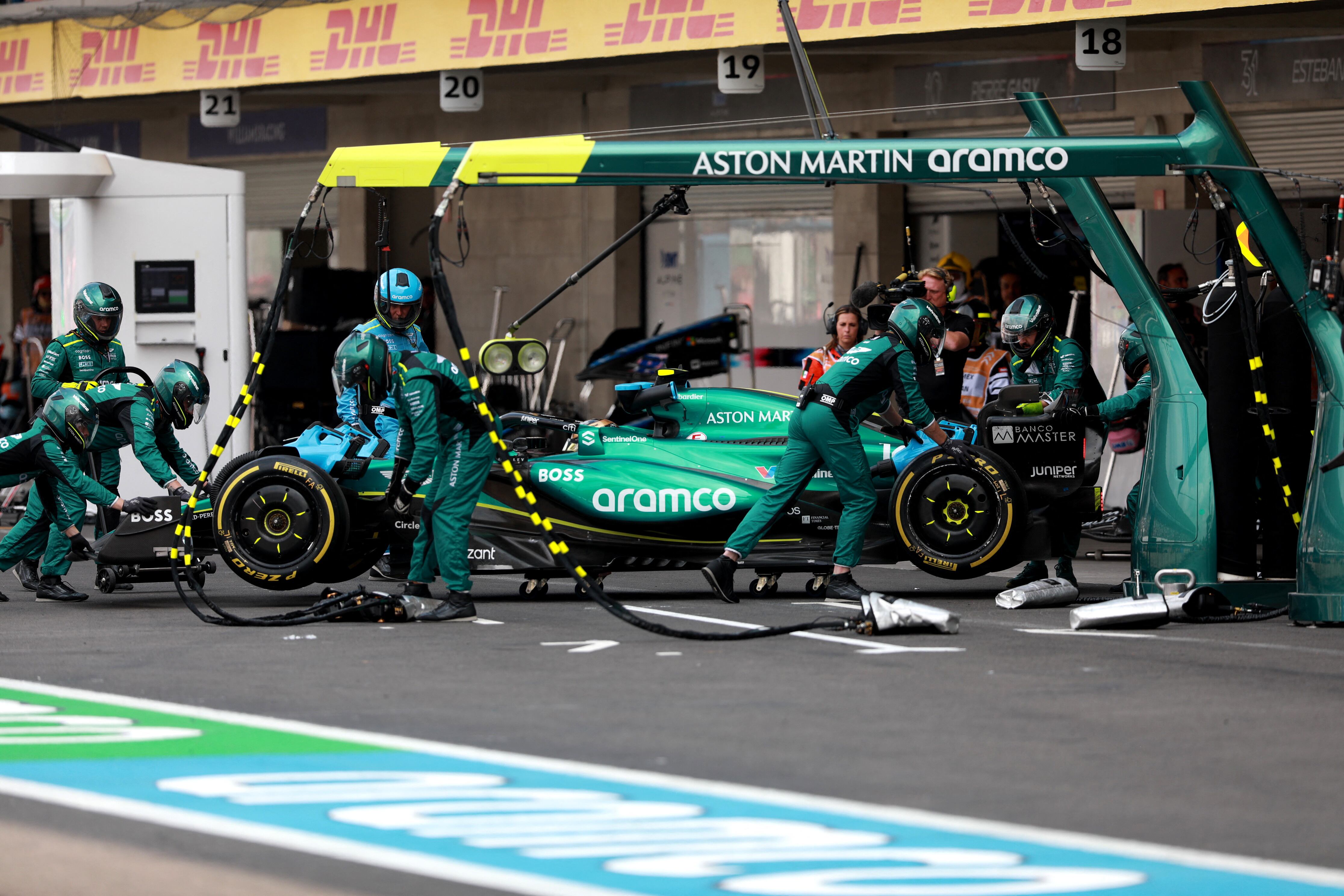 Fernando Alonso abandona el GP de México. (Carlos Pérez Gallardo/REUTERS)