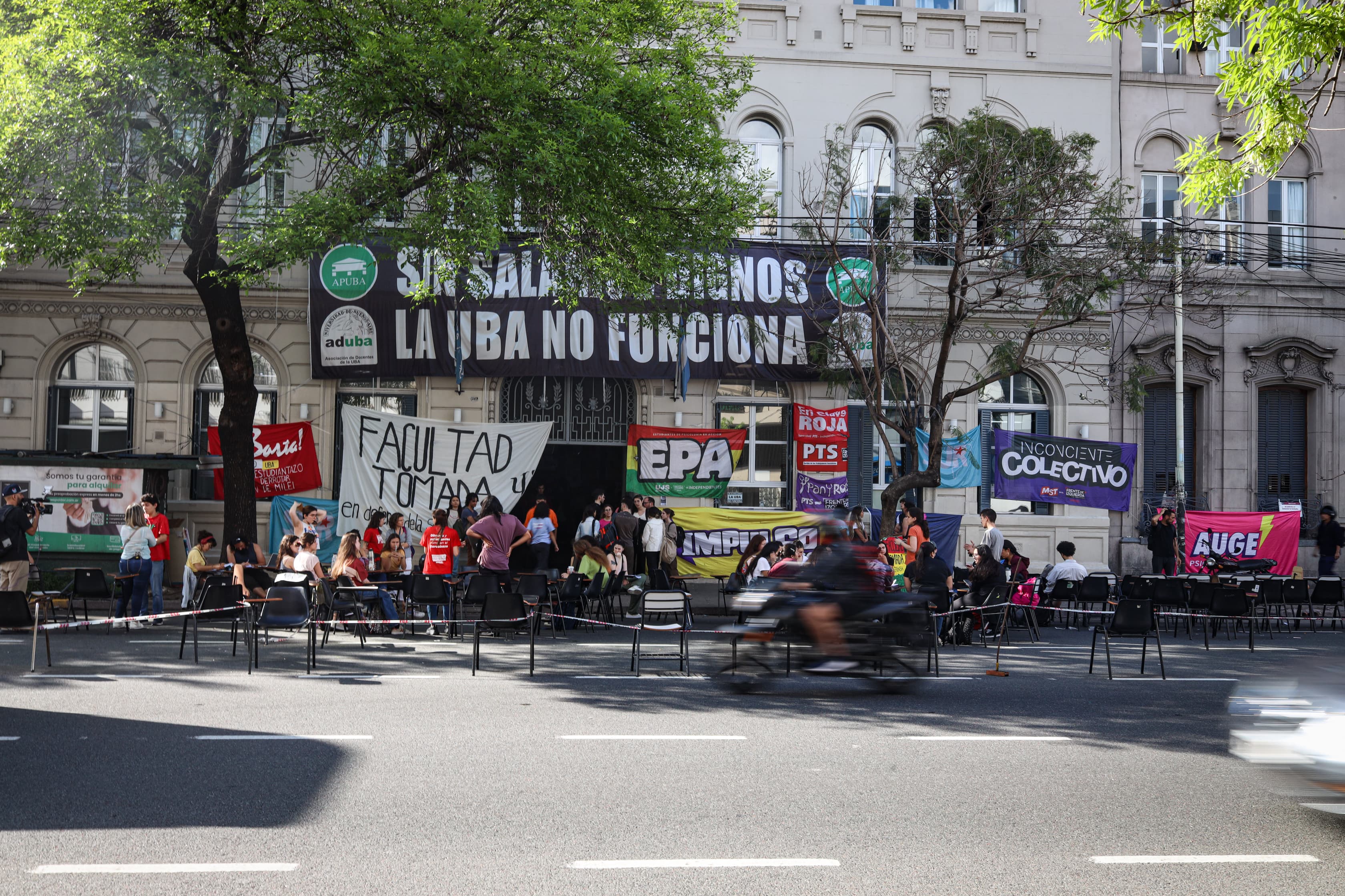 Clases en la calle por la situación de las universidades, en la Facultad de Psicología de la UBA